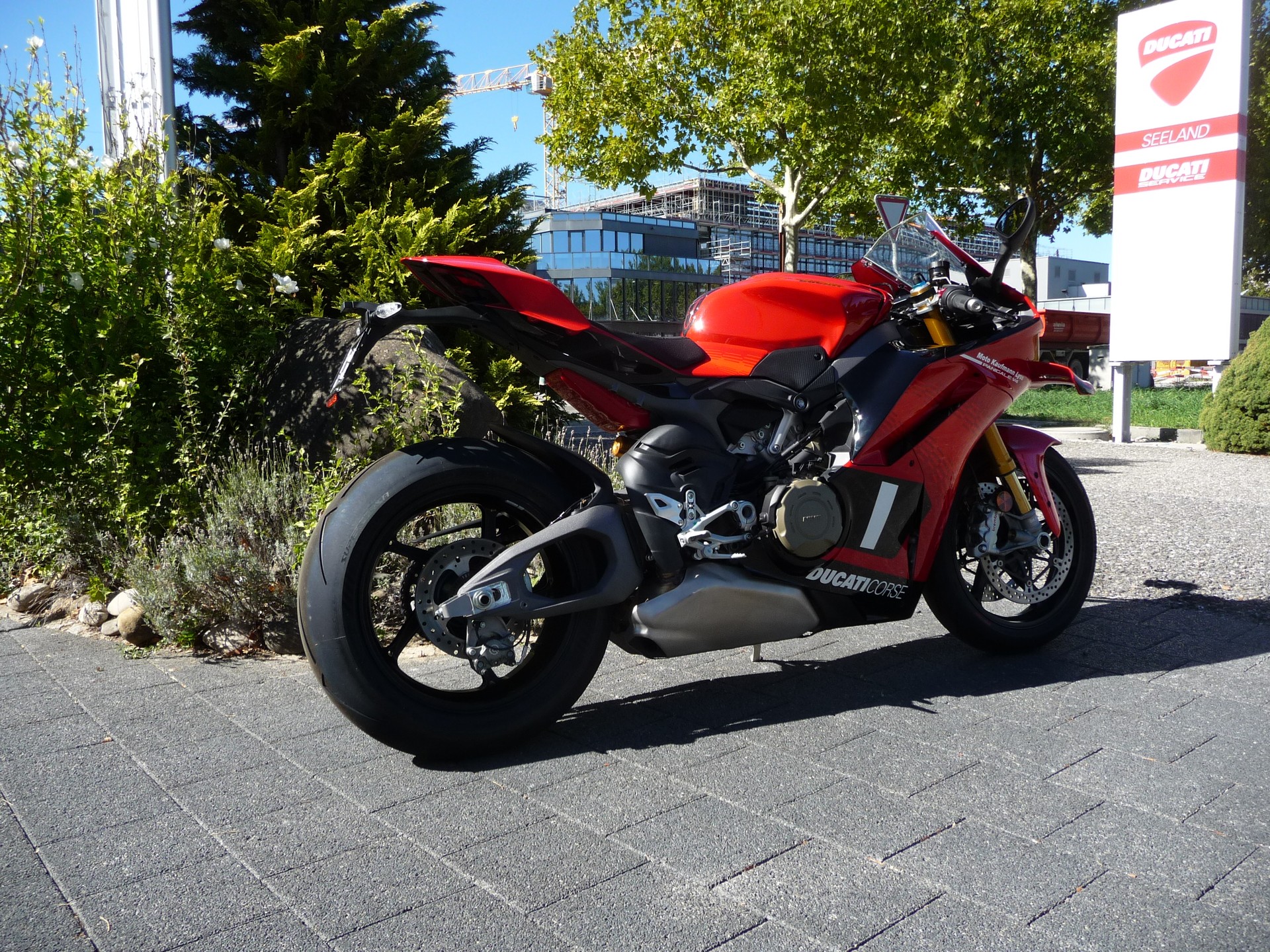 DUCATI CORSE-showroom-element-3