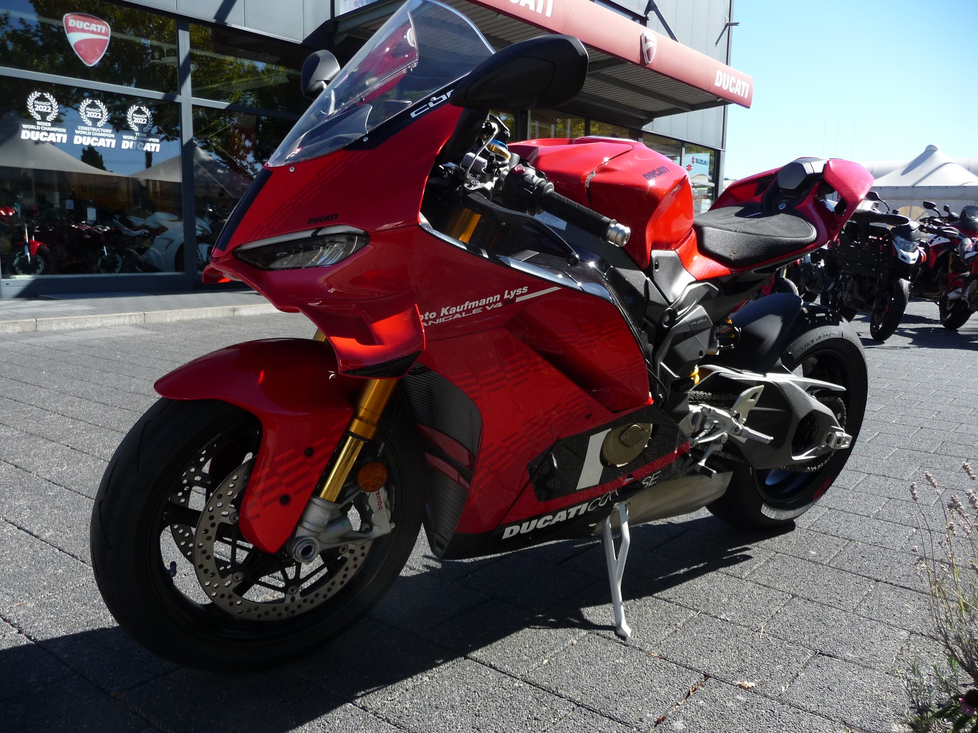 DUCATI CORSE-showroom-element-2