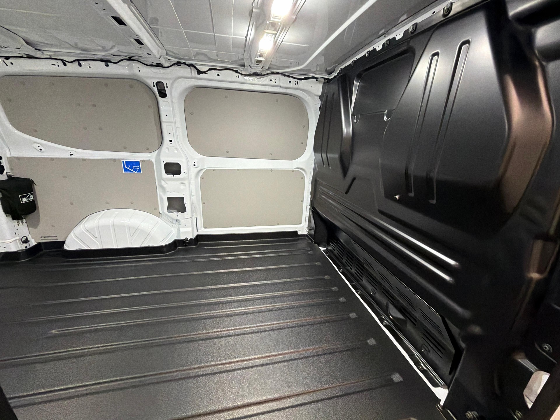 FORD Transit C Van 320 L1 2.5 Duratec 233 Trend PHEV-image-9
