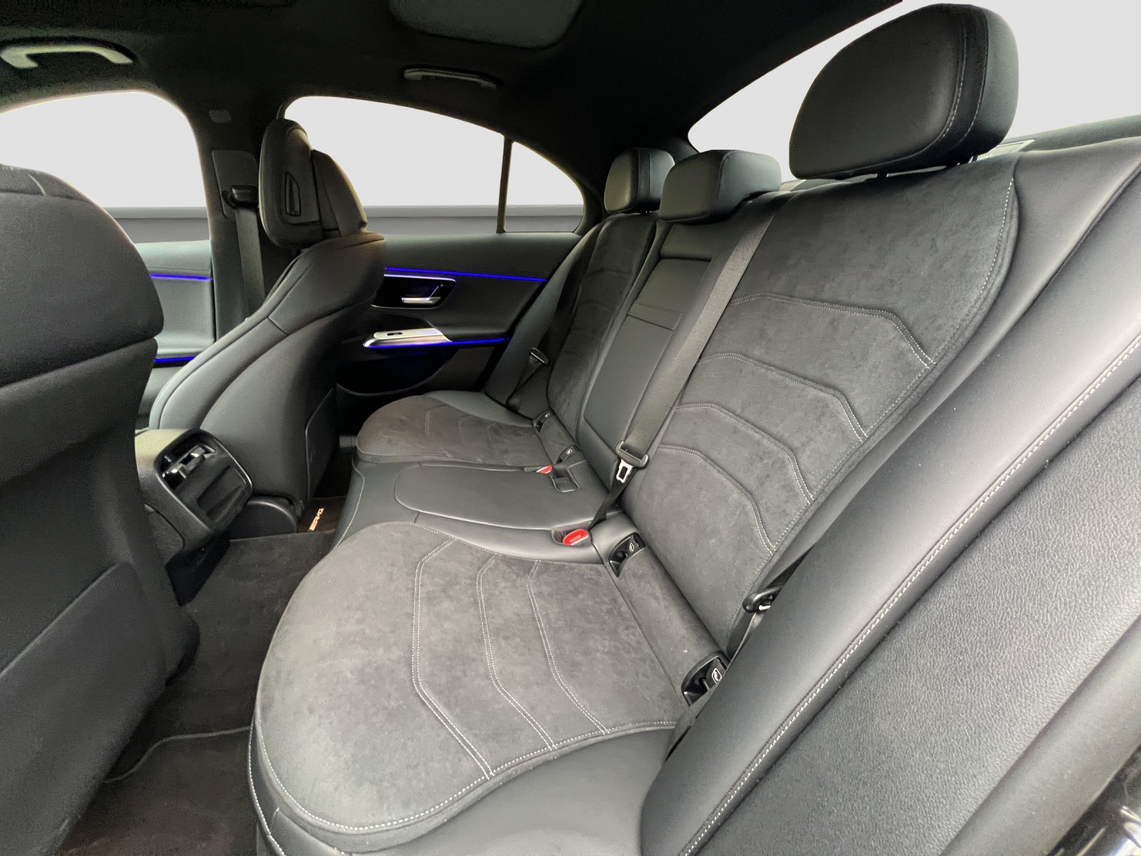 MERCEDES-BENZ E 220 d 4Matic 9G-Tronic AMG Line-image-5