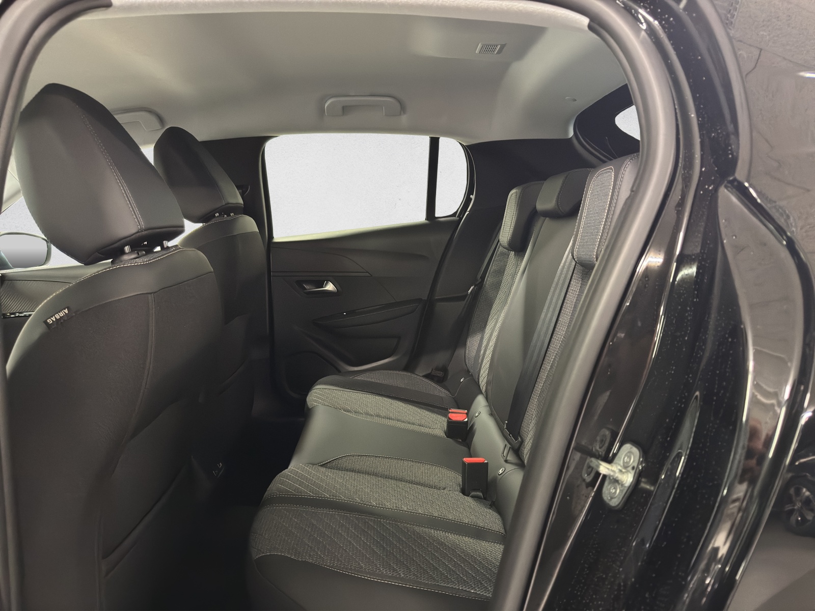 PEUGEOT 208 1.2 Hybrid Allure-image-12
