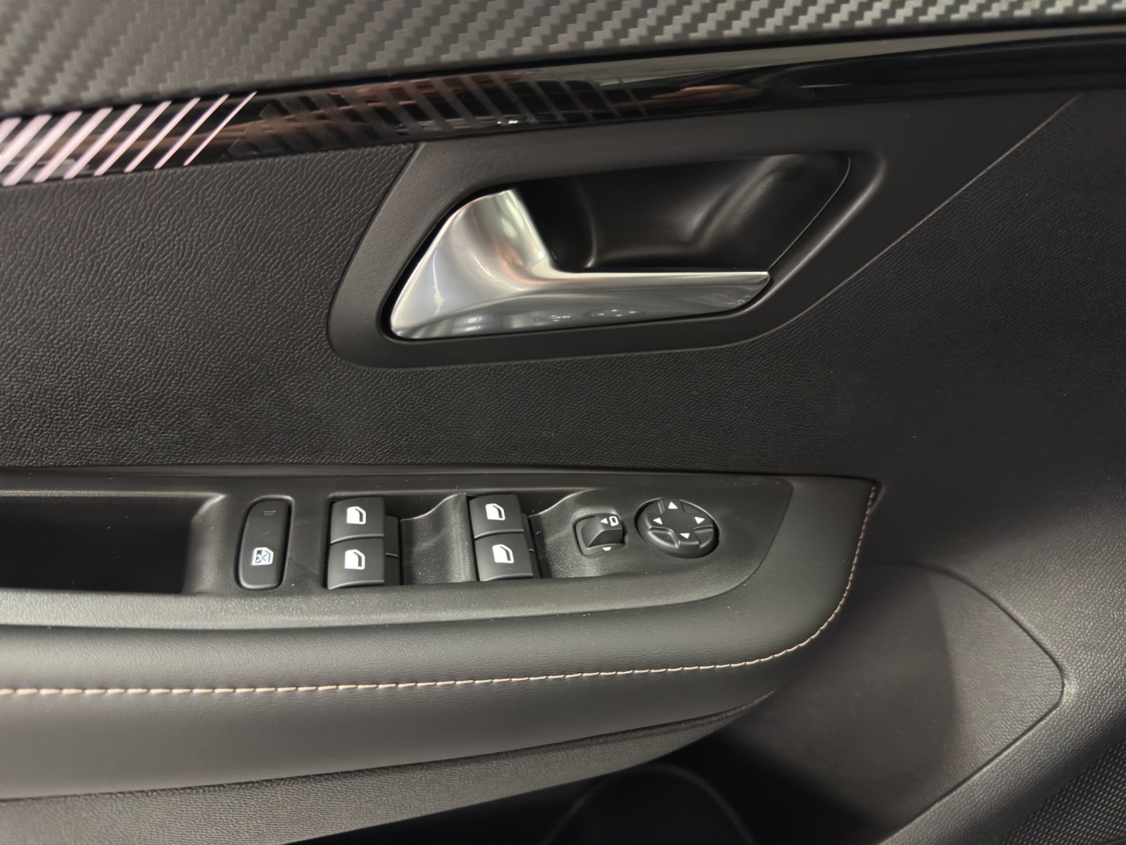 PEUGEOT 208 1.2 Hybrid Allure-image-5