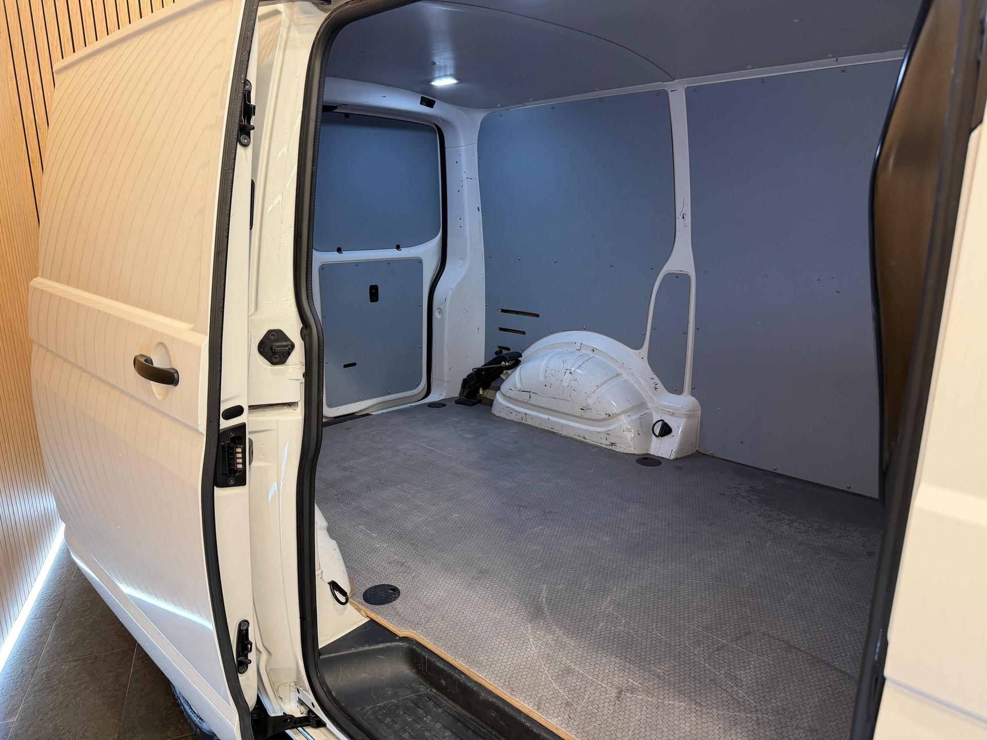 VW T6.1 2.0 TDI Transporter-image-11