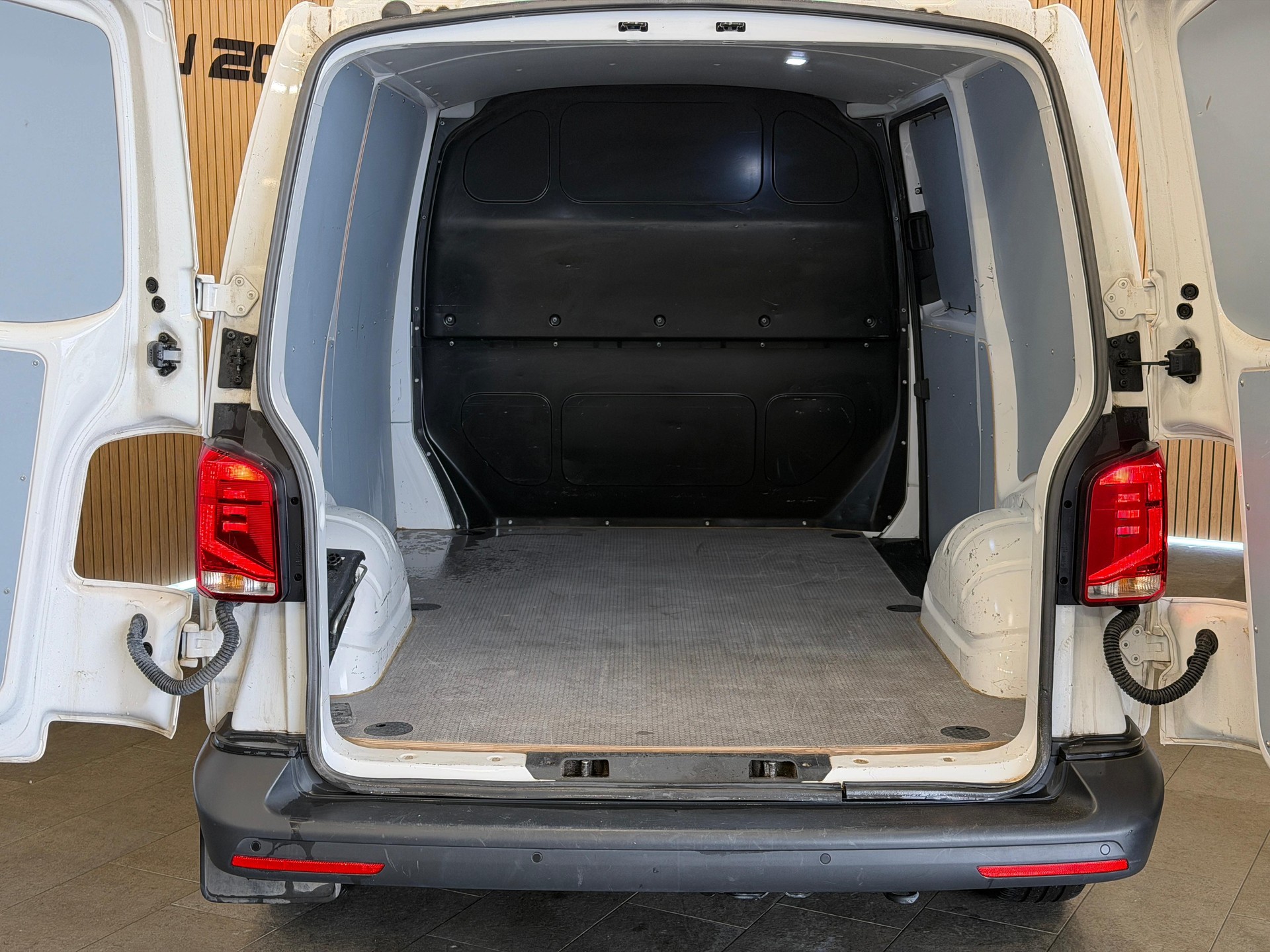 VW T6.1 2.0 TDI Transporter-image-4