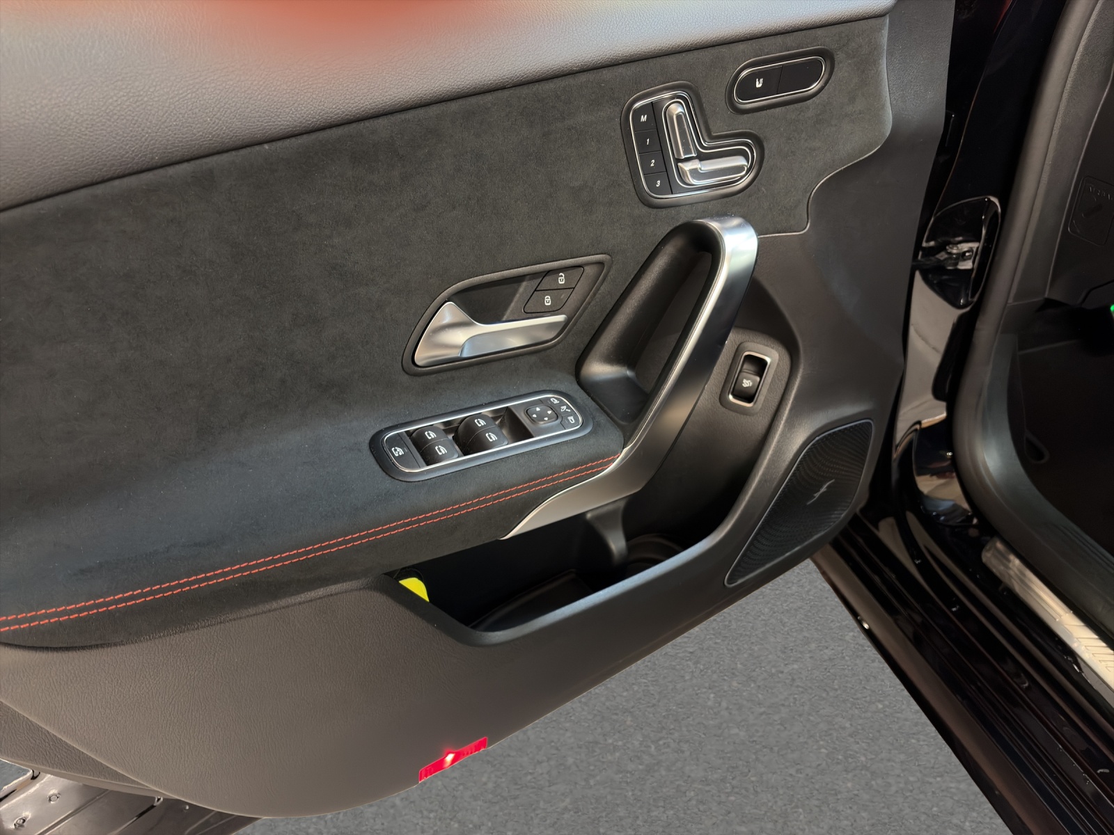 MERCEDES-BENZ A 35 4M - AMG / Rückfahrkamera / Panorama-Dach / Soundsystem / Multibeam LED-image-14