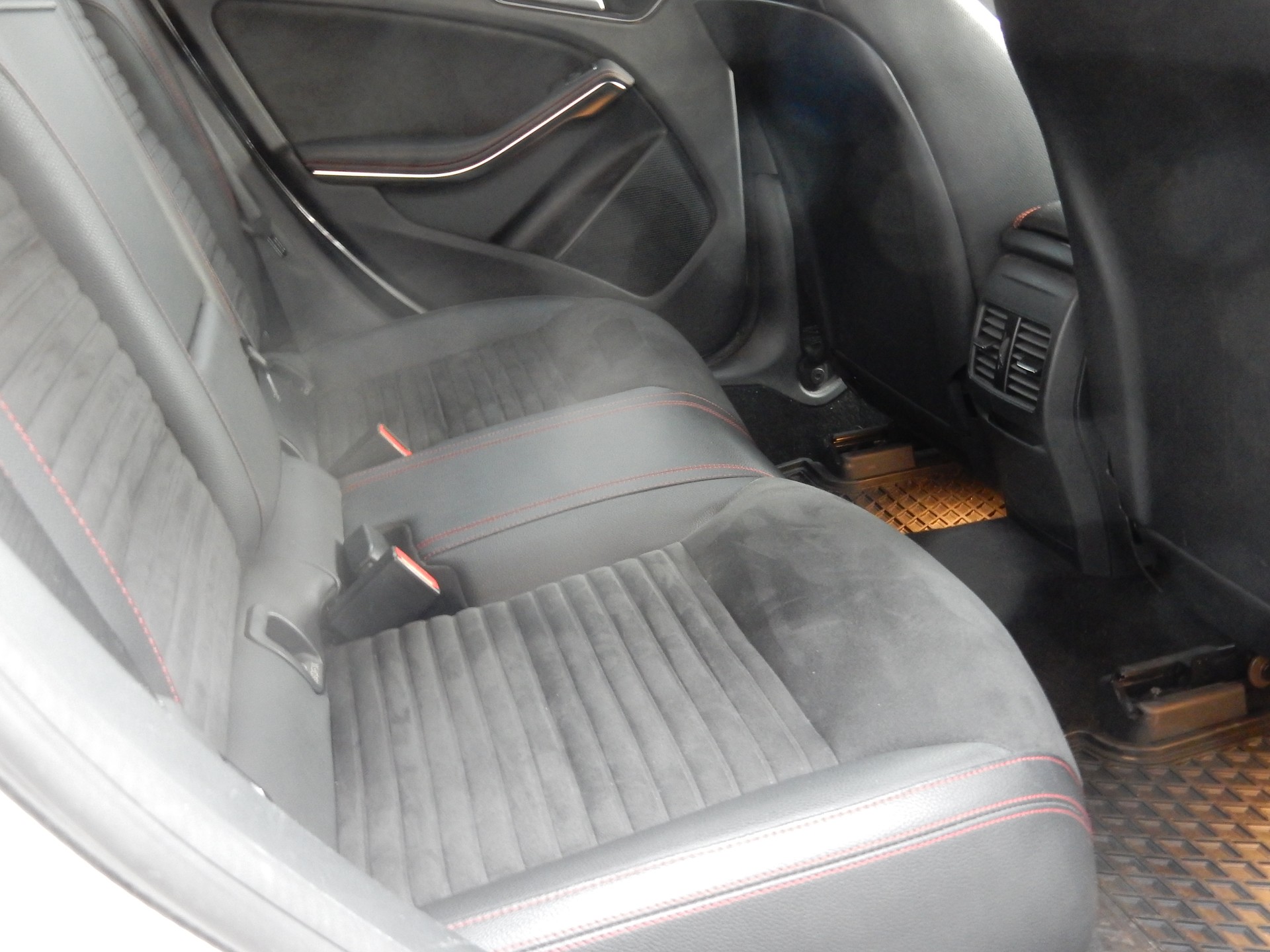 MERCEDES-BENZ CLA Shooting Brake 250 AMG Line 7G-DCT 4Matic-image-24