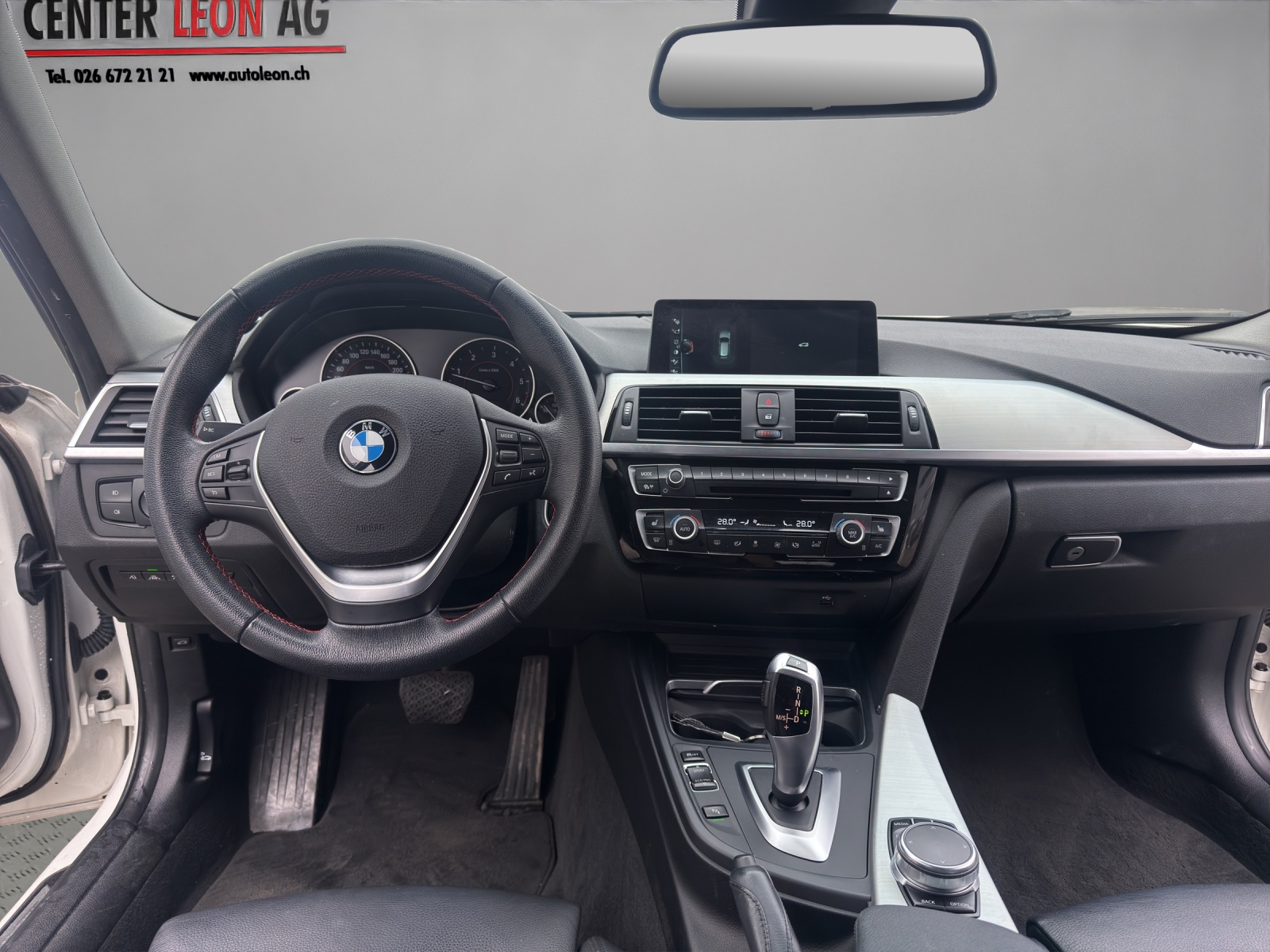 BMW 320d xDrive Touring Steptronic-image-12