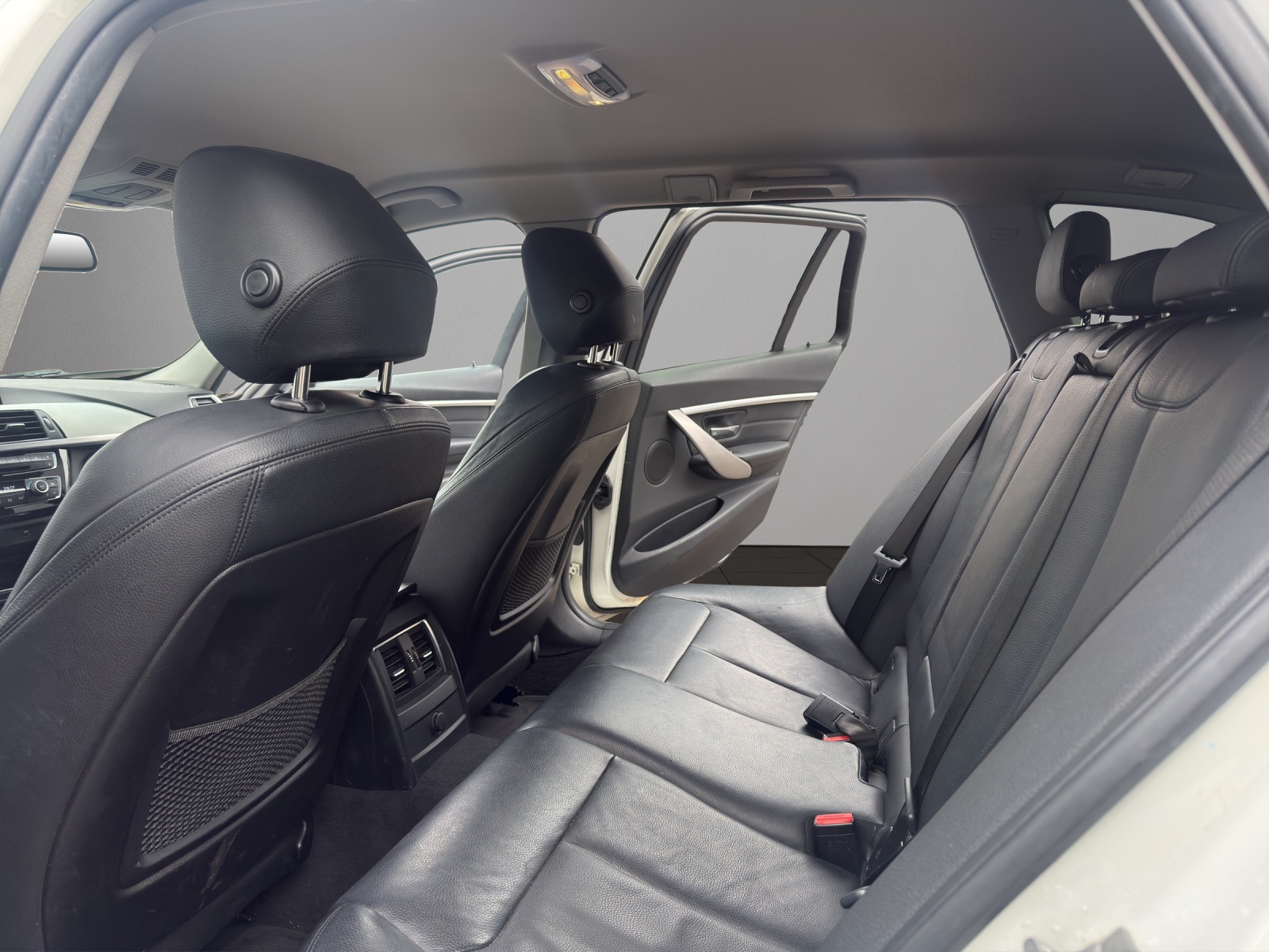 BMW 320d xDrive Touring Steptronic-image-13