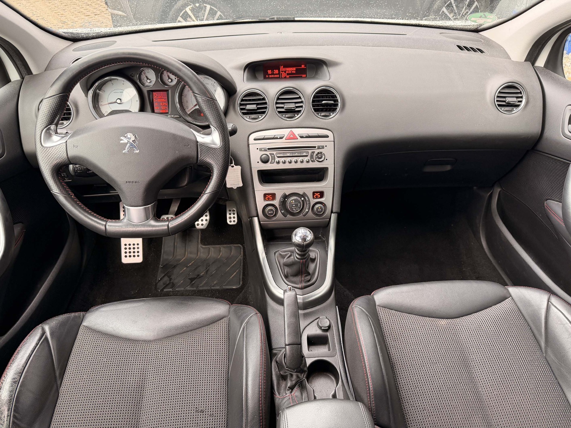 PEUGEOT 308 1.6 THP 155 Swiss Edition-image-9