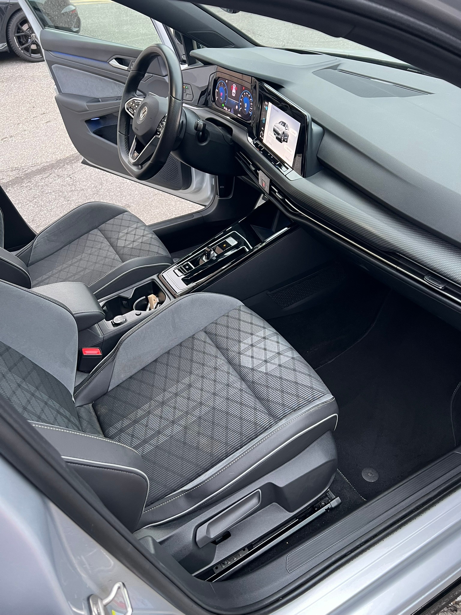 VW Golf 2.0 TDI R-Line DSG 4Motion-image-9