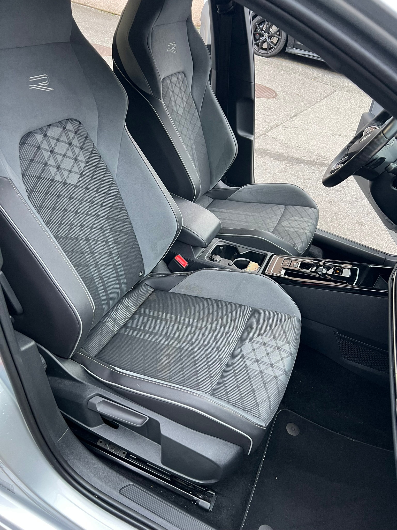 VW Golf 2.0 TDI R-Line DSG 4Motion-image-11