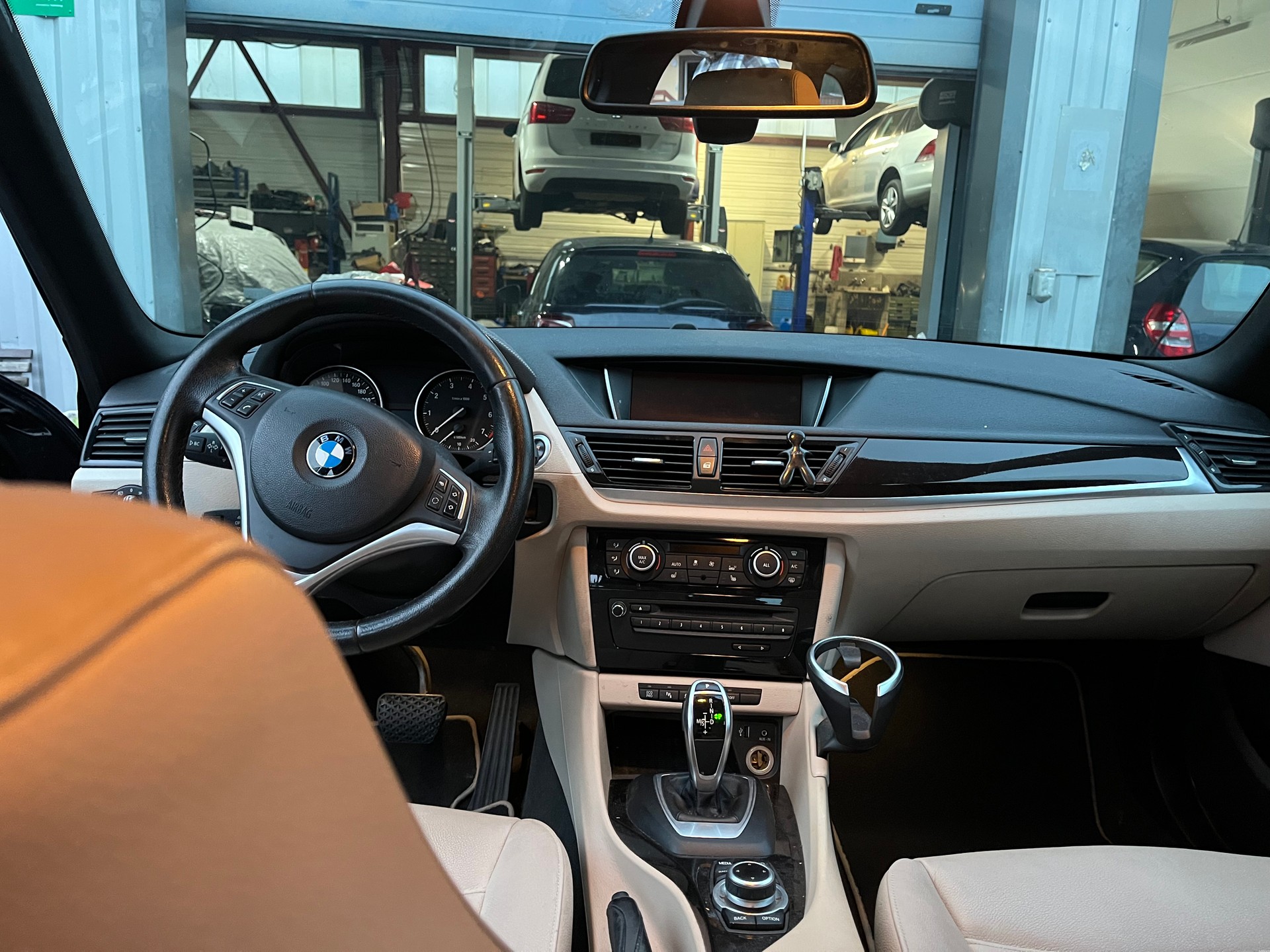 BMW X1 xDrive 20i Steptronic-image-6