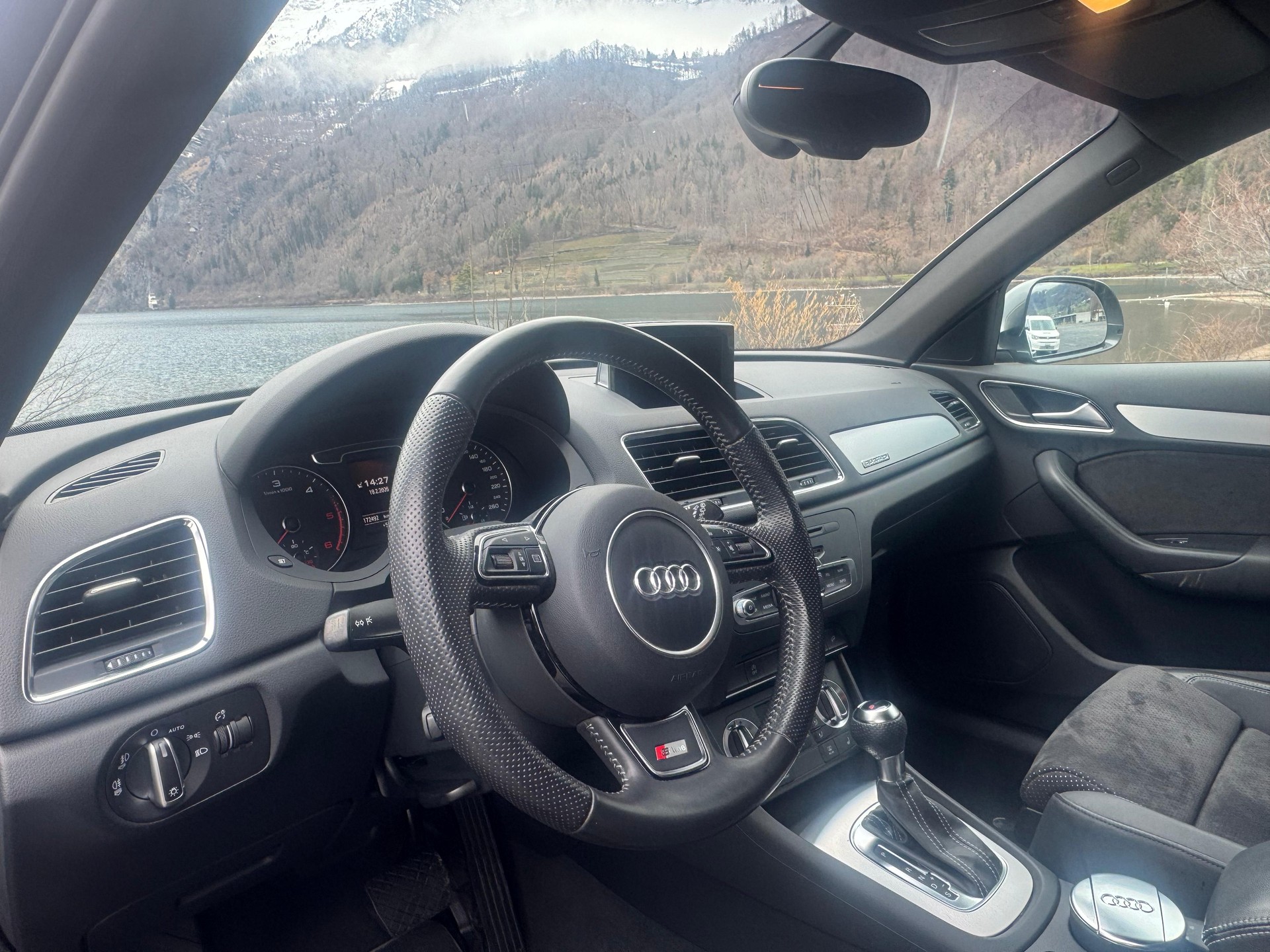 AUDI Q3 2.0 TDI quattro S-tronic-image-15