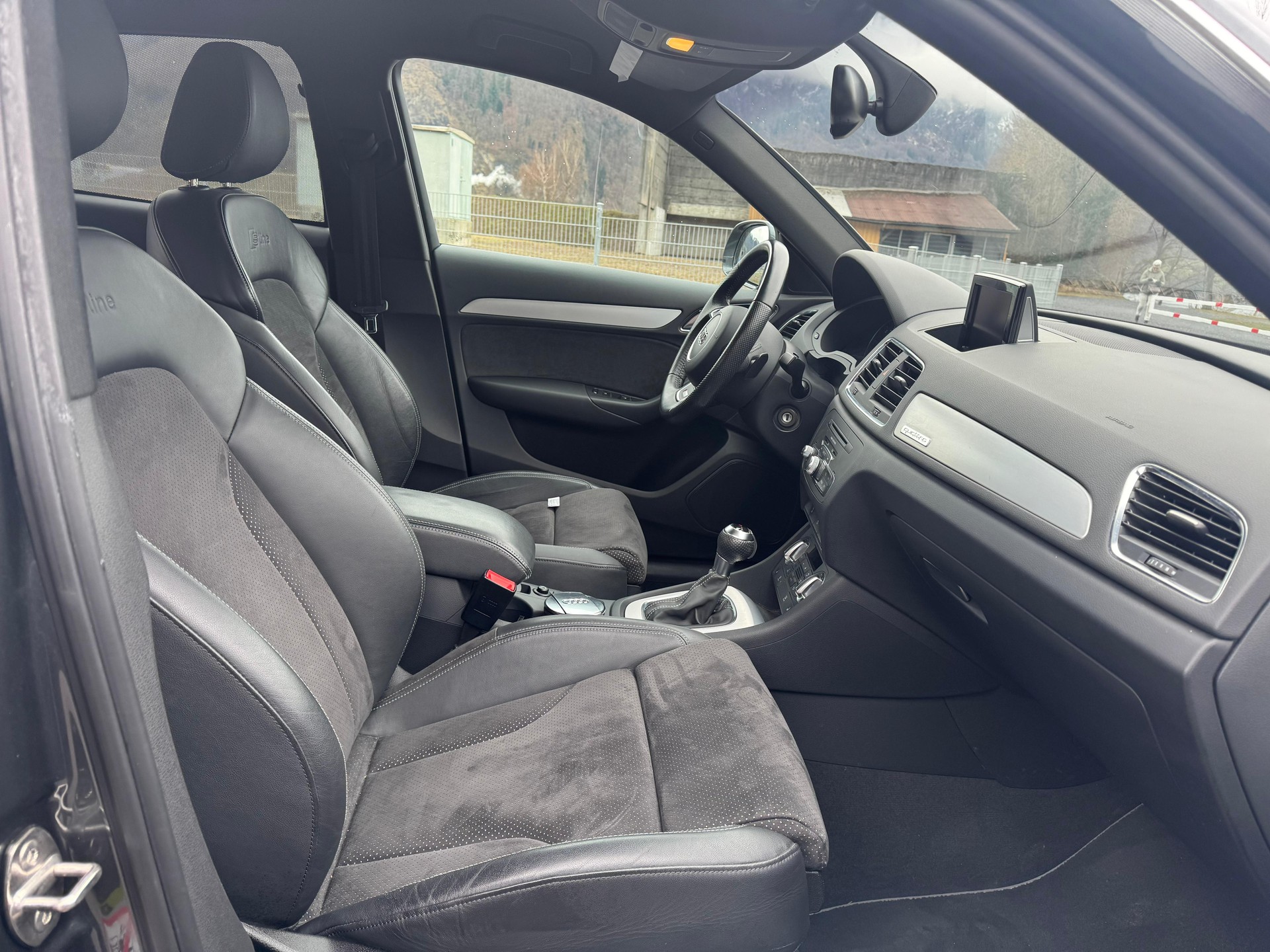 AUDI Q3 2.0 TDI quattro S-tronic-image-13