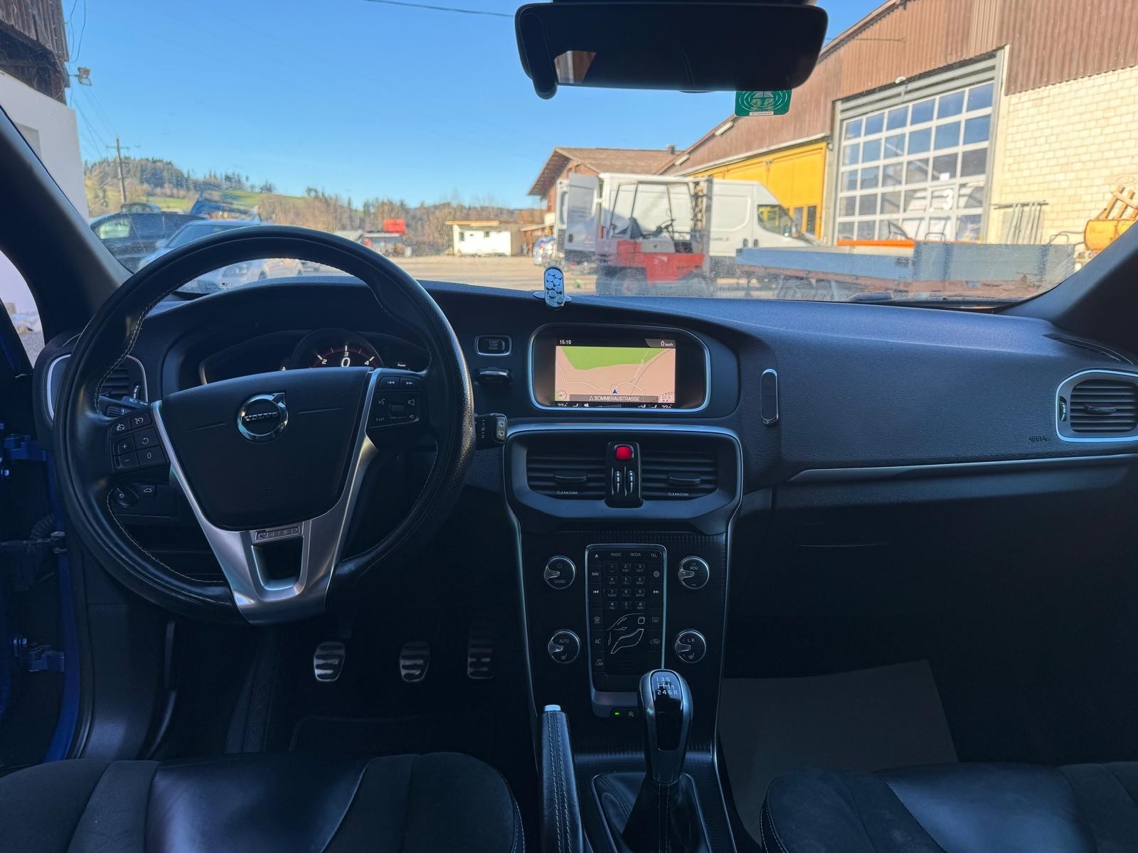 VOLVO V40 D2 R-Design-image-10