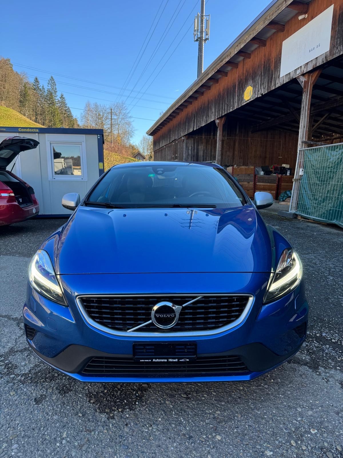 VOLVO V40 D2 R-Design-image-0