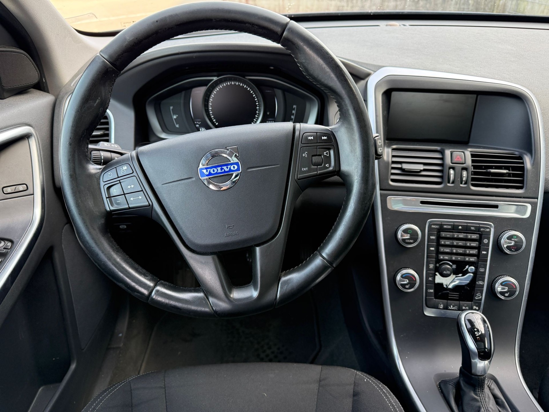 VOLVO XC60 D4 AWD Momentum Geartronic-image-11