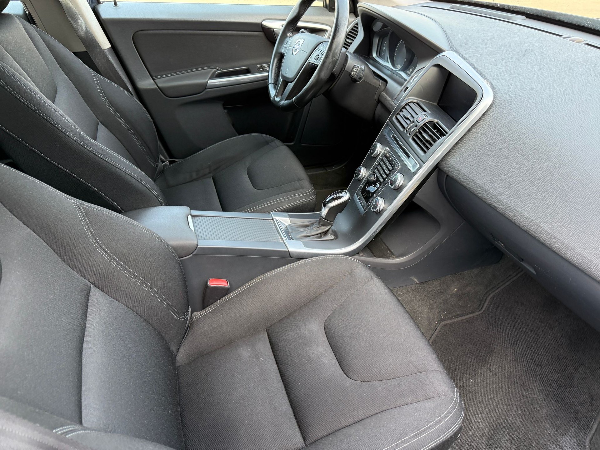 VOLVO XC60 D4 AWD Momentum Geartronic-image-14
