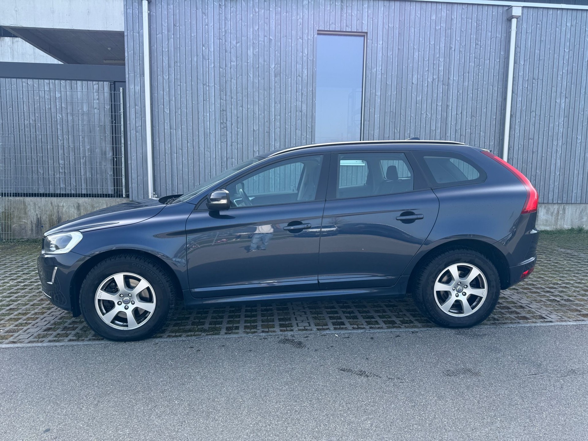 VOLVO XC60 D4 AWD Momentum Geartronic-image-4
