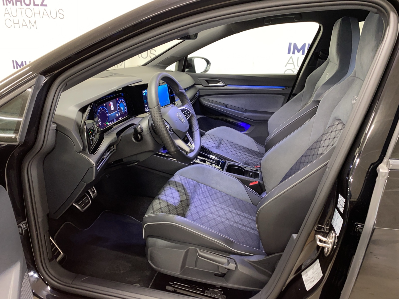 VW Golf VIII 2.0 TSI R-Line DSG 4motion-image-15