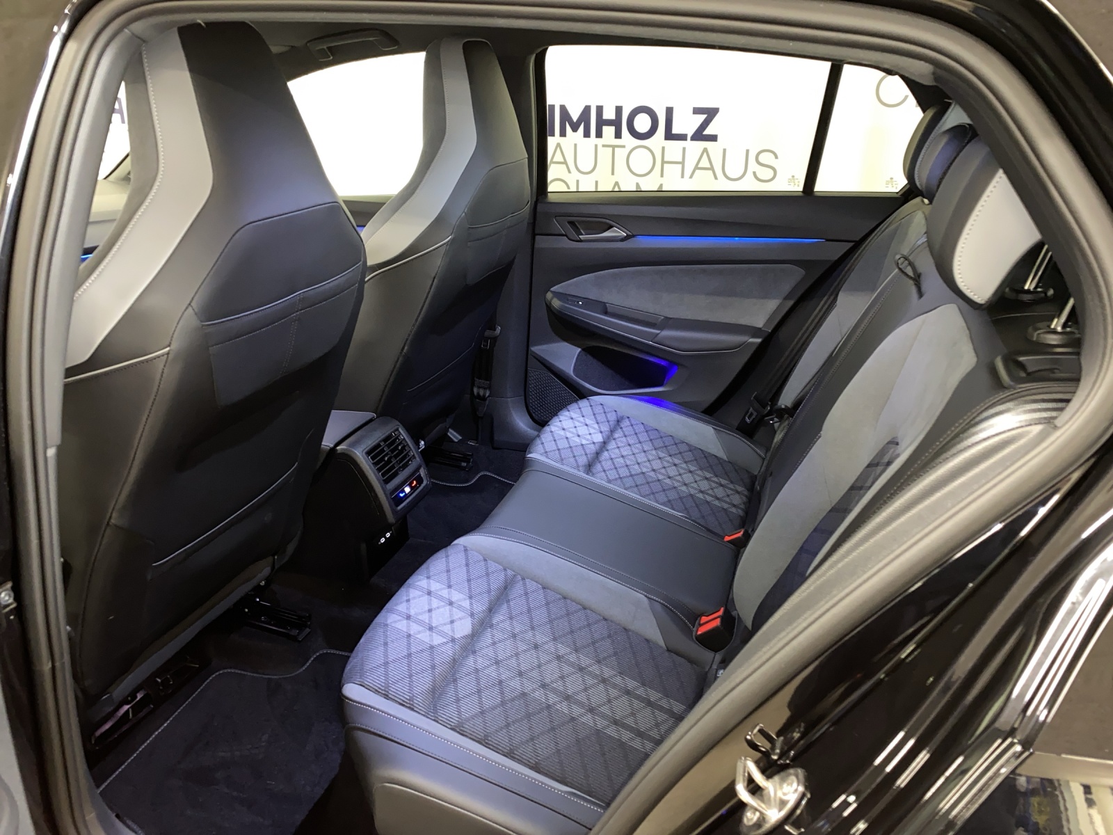 VW Golf VIII 2.0 TSI R-Line DSG 4motion-image-16