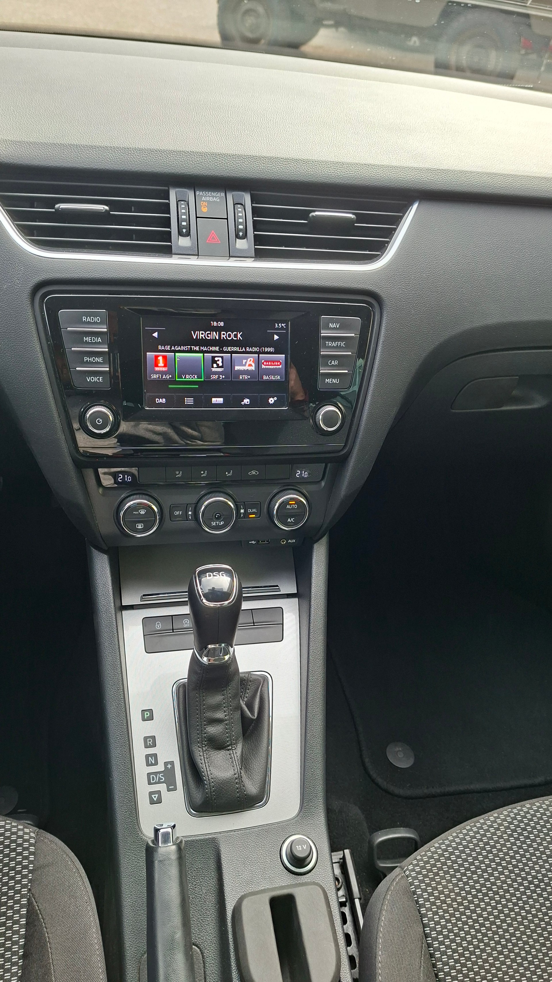 SKODA Octavia Combi 1.4 TSI Ambition DSG-image-12