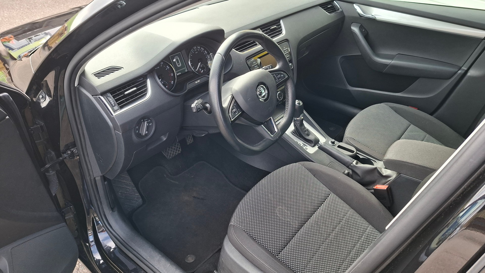 SKODA Octavia Combi 1.4 TSI Ambition DSG-image-9