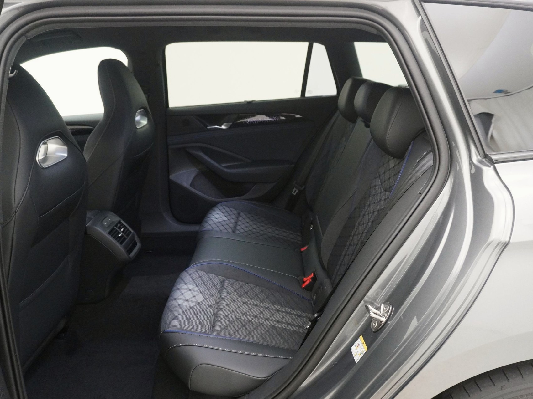 VW Passat Variant 2.0 TSI R-Line 4Motion DSG-image-14