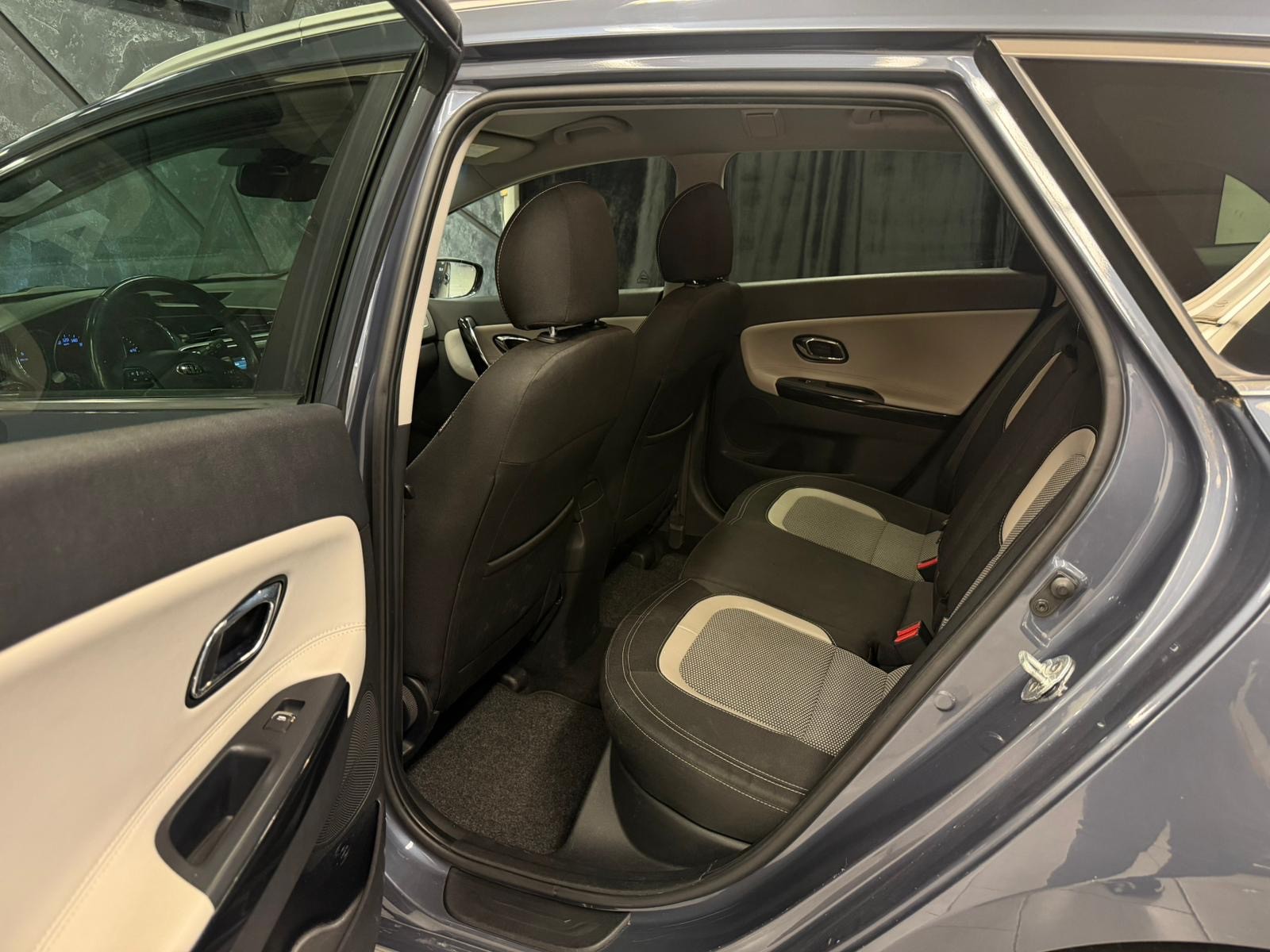 KIA Cee'd Sportswagon 1.6 CRDi Swiss Champion DCT-image-12