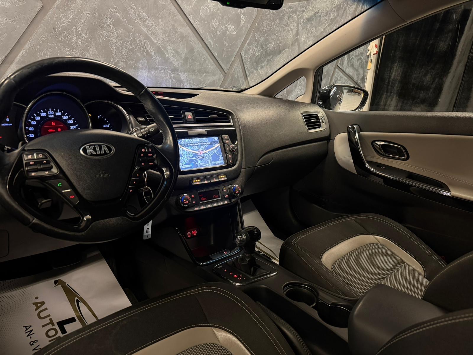 KIA Cee'd Sportswagon 1.6 CRDi Swiss Champion DCT-image-9