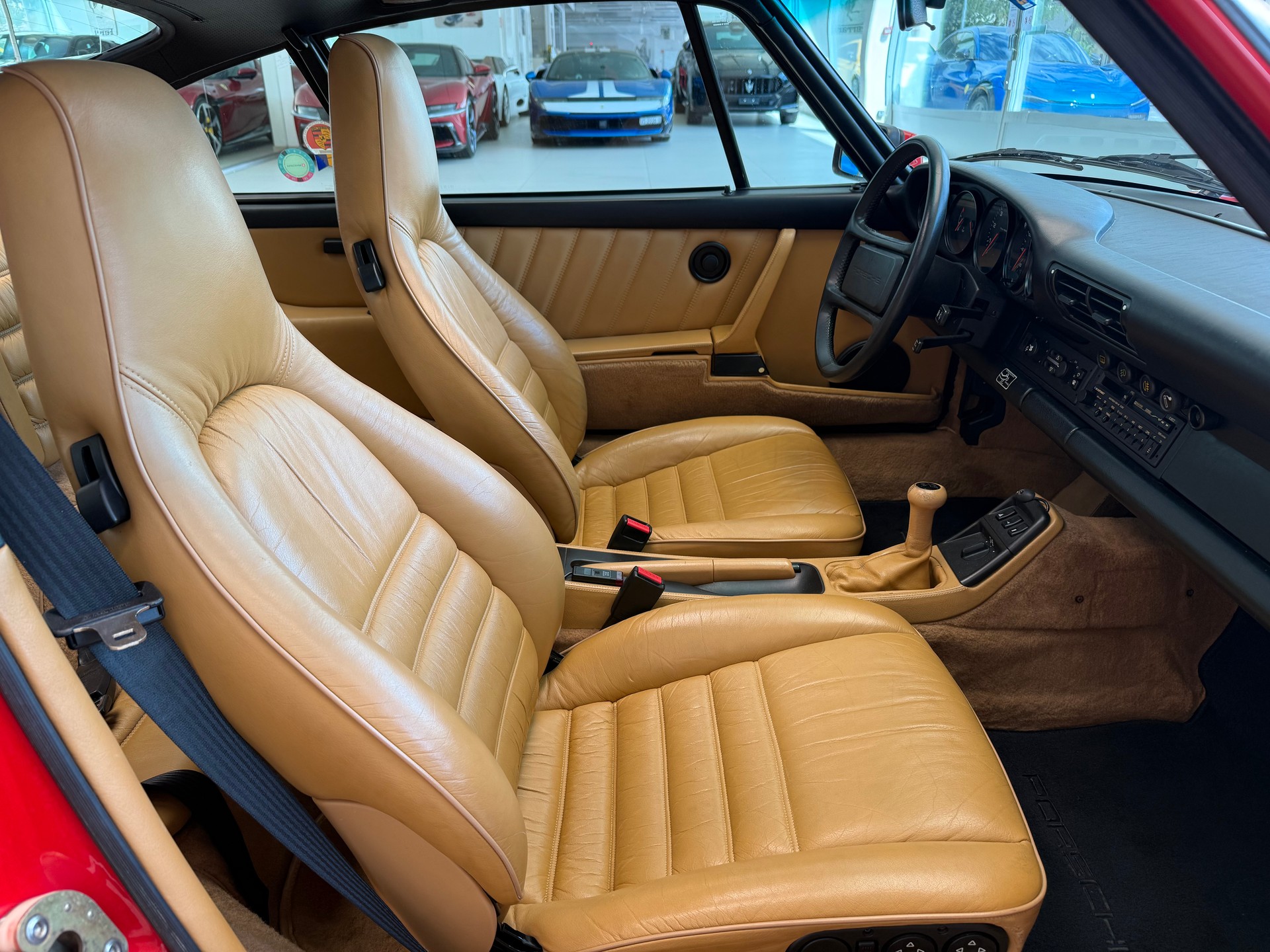 PORSCHE 911 Carrera 4-image-13