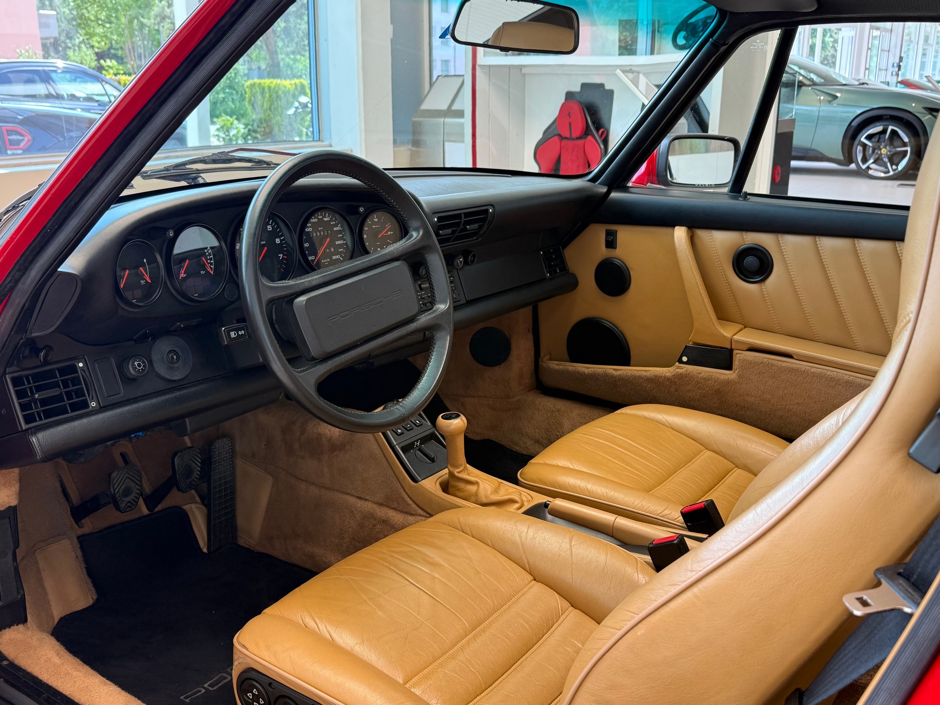 PORSCHE 911 Carrera 4-image-8