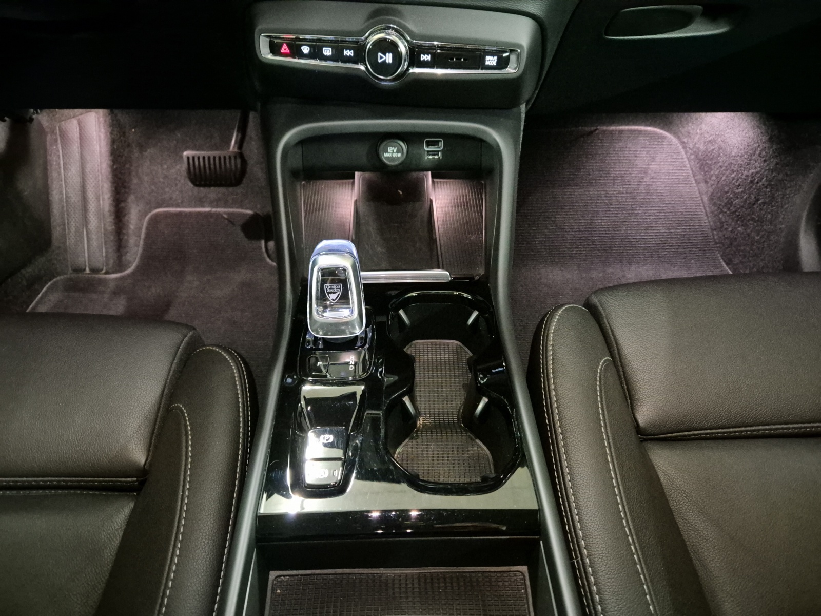 VOLVO XC40 1.5 T5 PiH Inscription-image-14