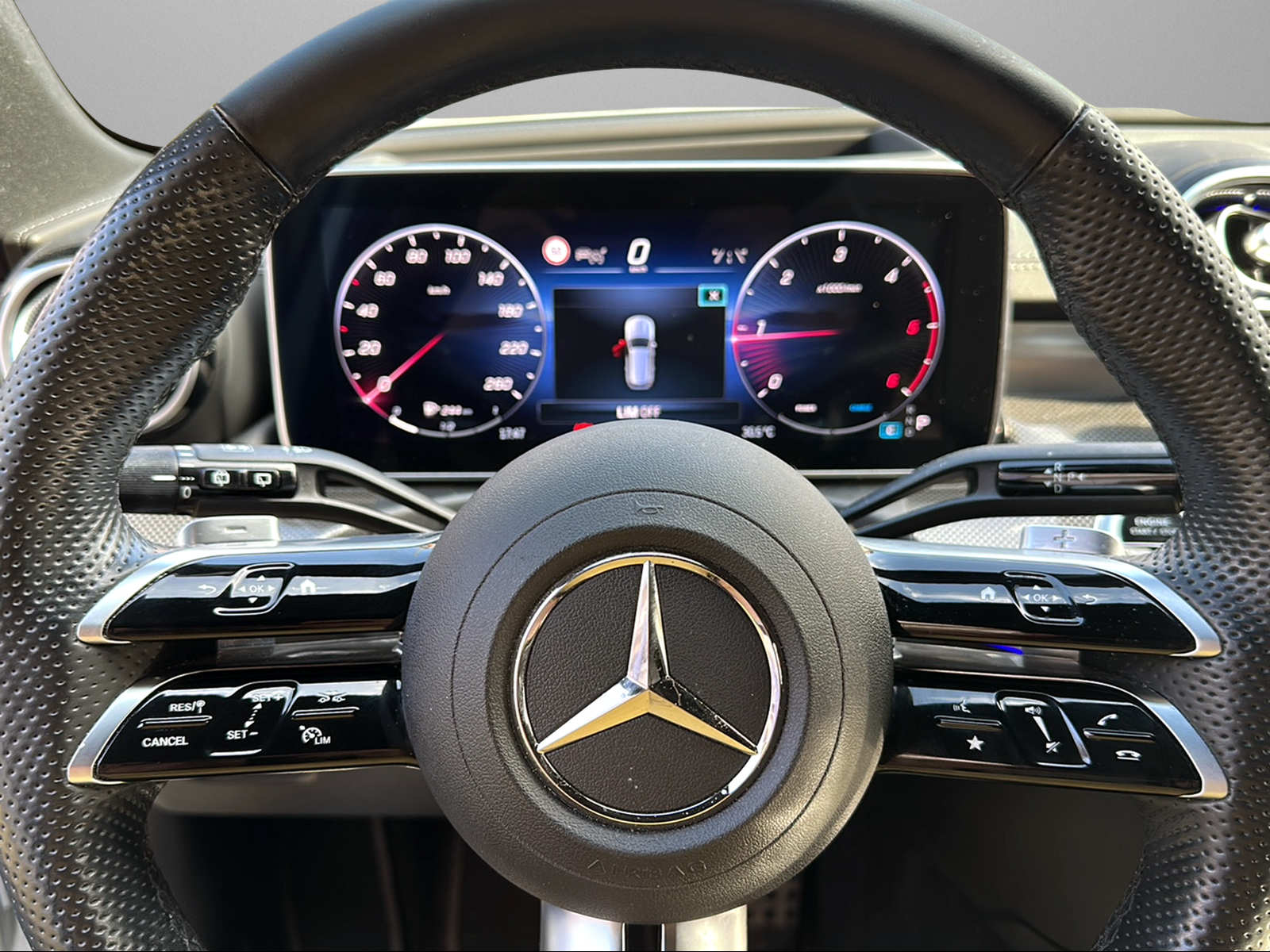 MERCEDES-BENZ C 220 d T 4Matic AMG Line-image-13