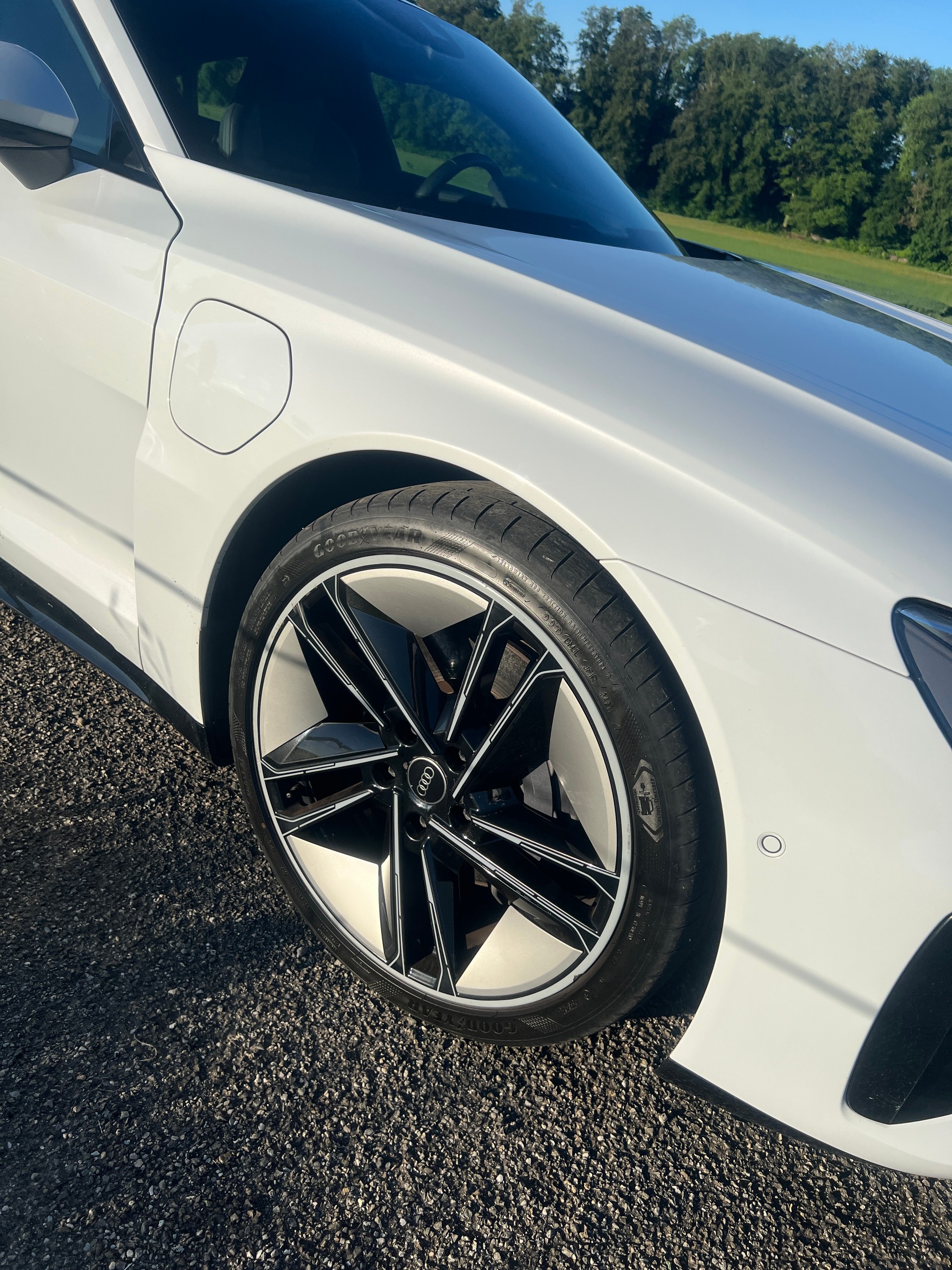 AUDI e-tron GT quattro-image-4