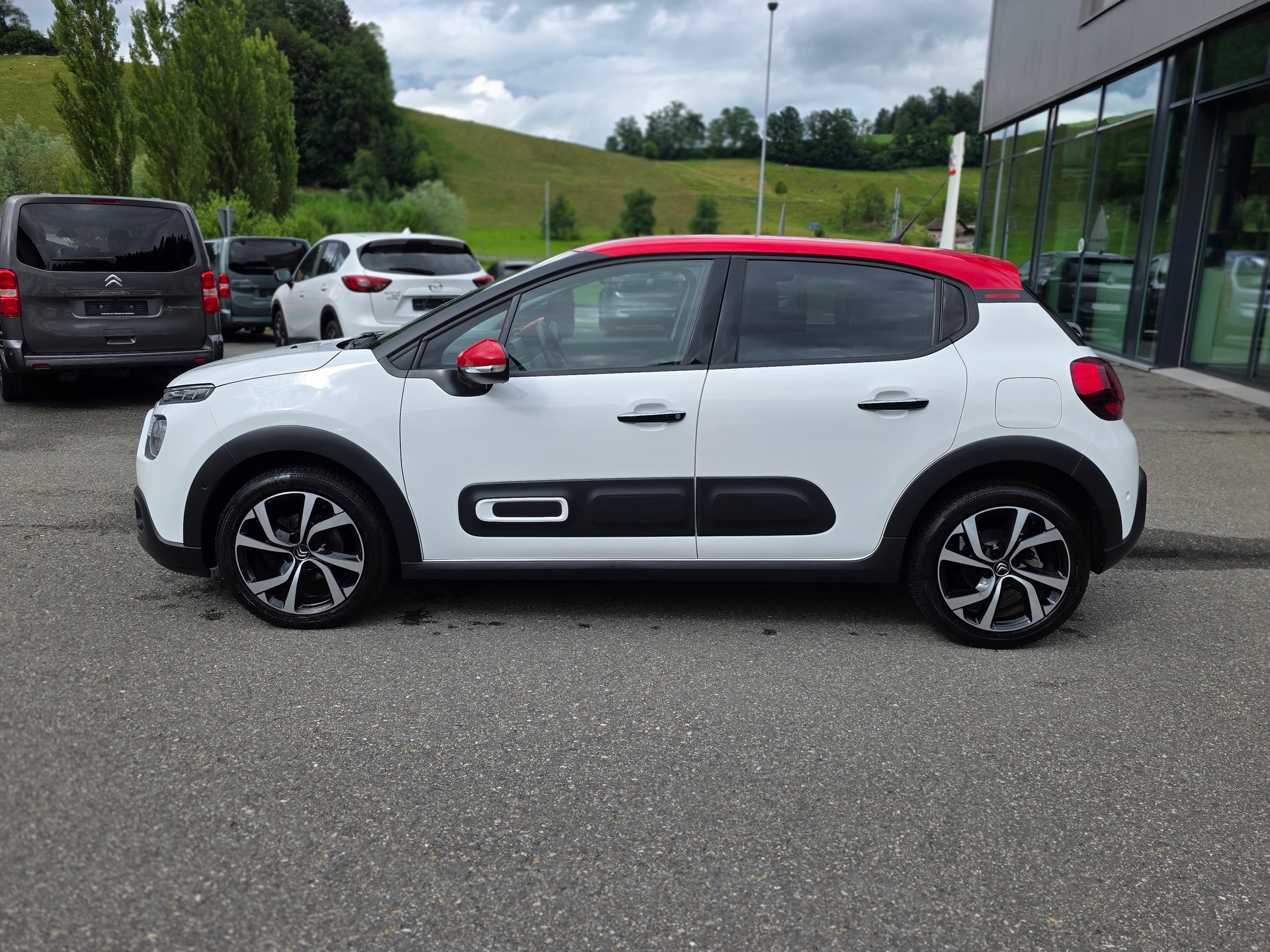 CITROEN C3 1.2i PureTech Shine EAT6-image-1