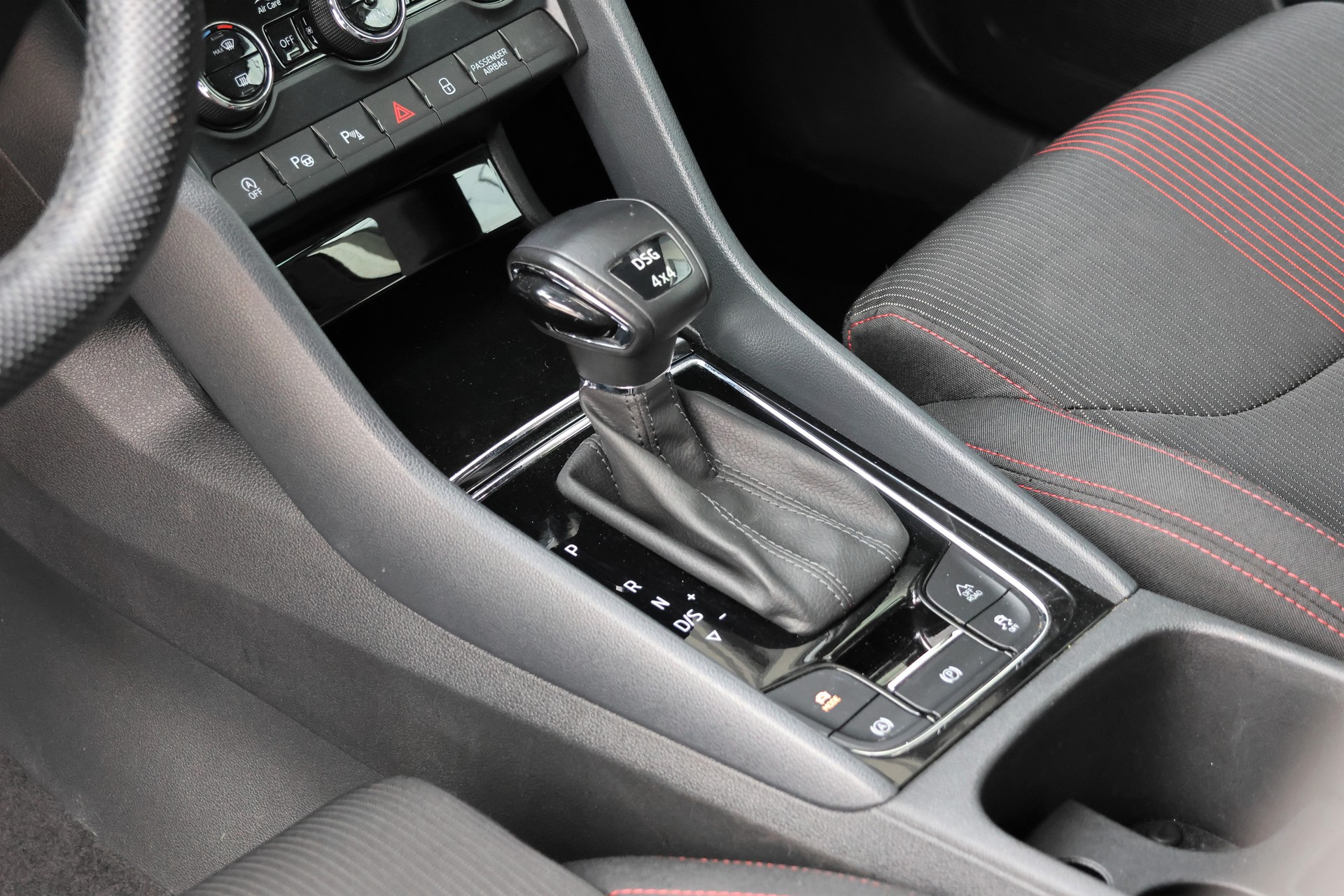 SKODA Karoq 2.0 TDI CR Style 4x4 DSG + 2.0T AHK-image-10