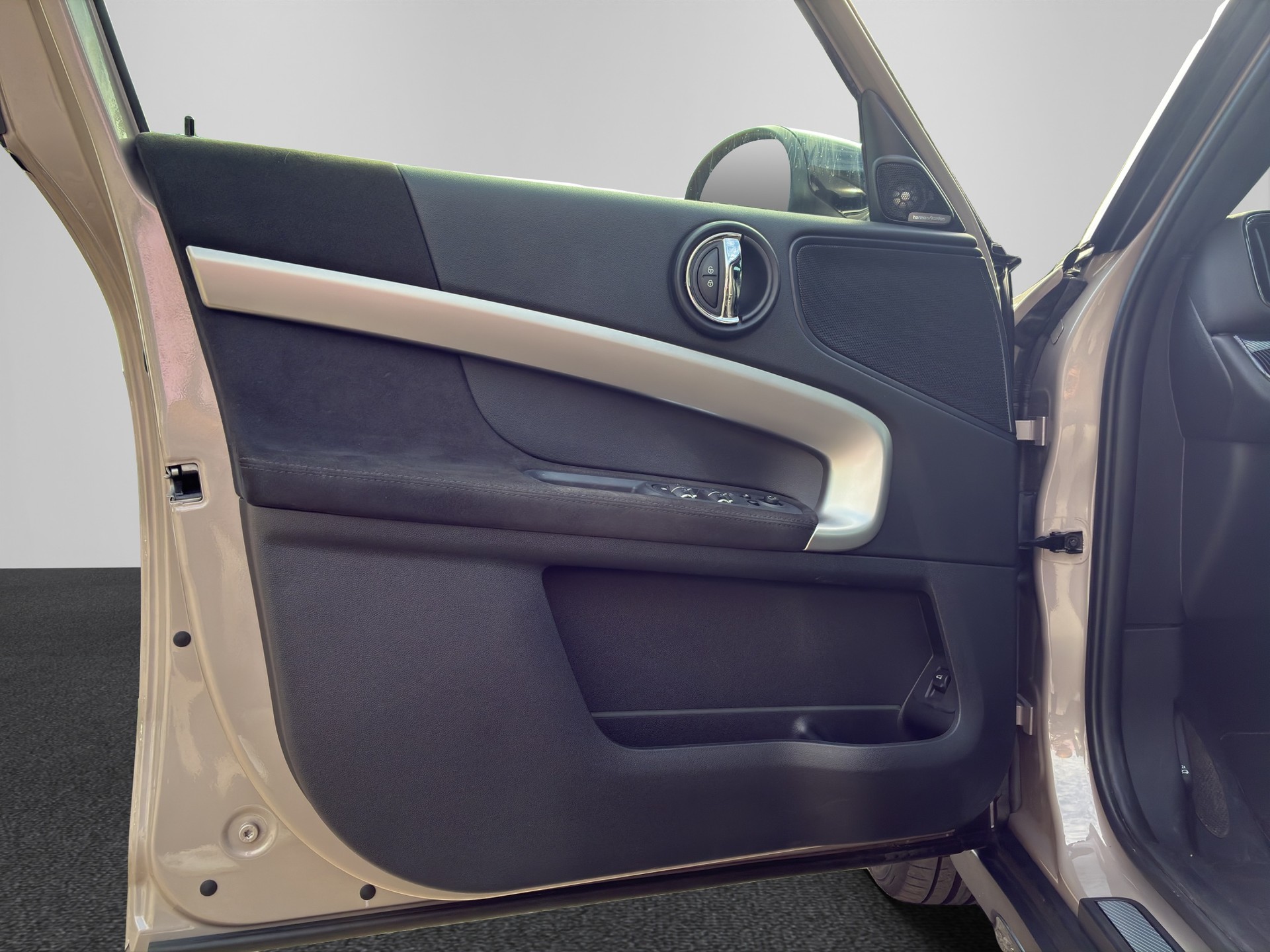 MINI Cooper S ALL4-image-9
