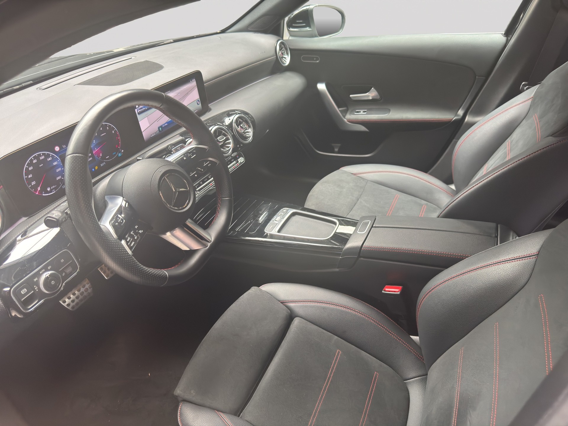 MERCEDES-BENZ A 180 AMG Line 7G-DCT-image-6