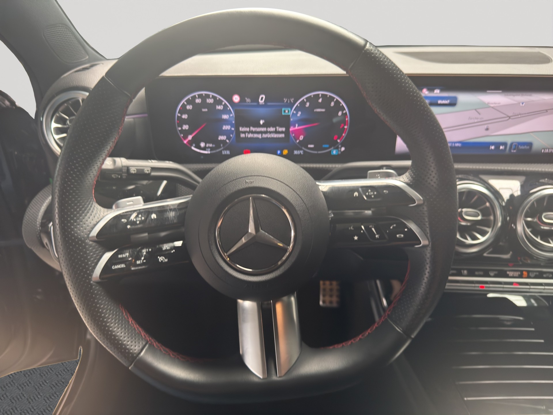 MERCEDES-BENZ A 180 AMG Line 7G-DCT-image-9