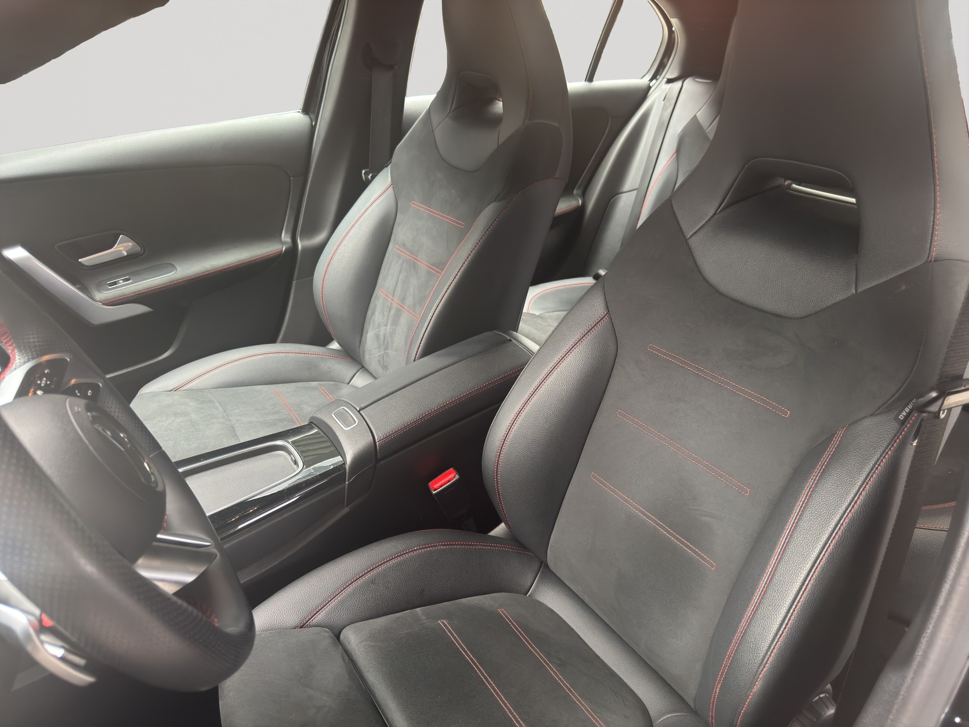 MERCEDES-BENZ A 180 AMG Line 7G-DCT-image-5