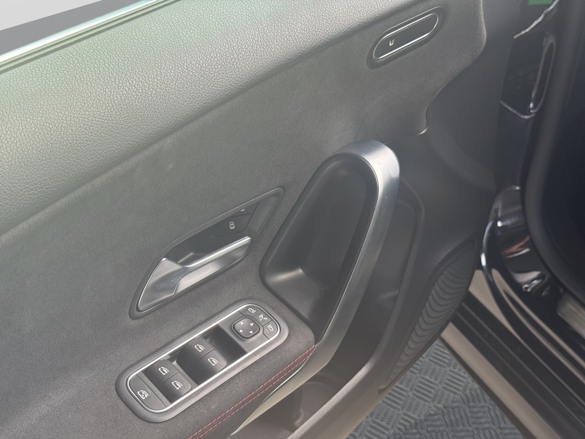 MERCEDES-BENZ A 180 AMG Line 7G-DCT-image-8