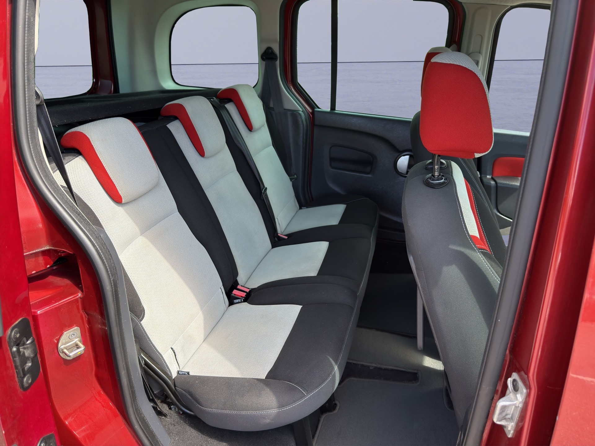 RENAULT Kangoo 1.5 dCi Happy Family-image-9