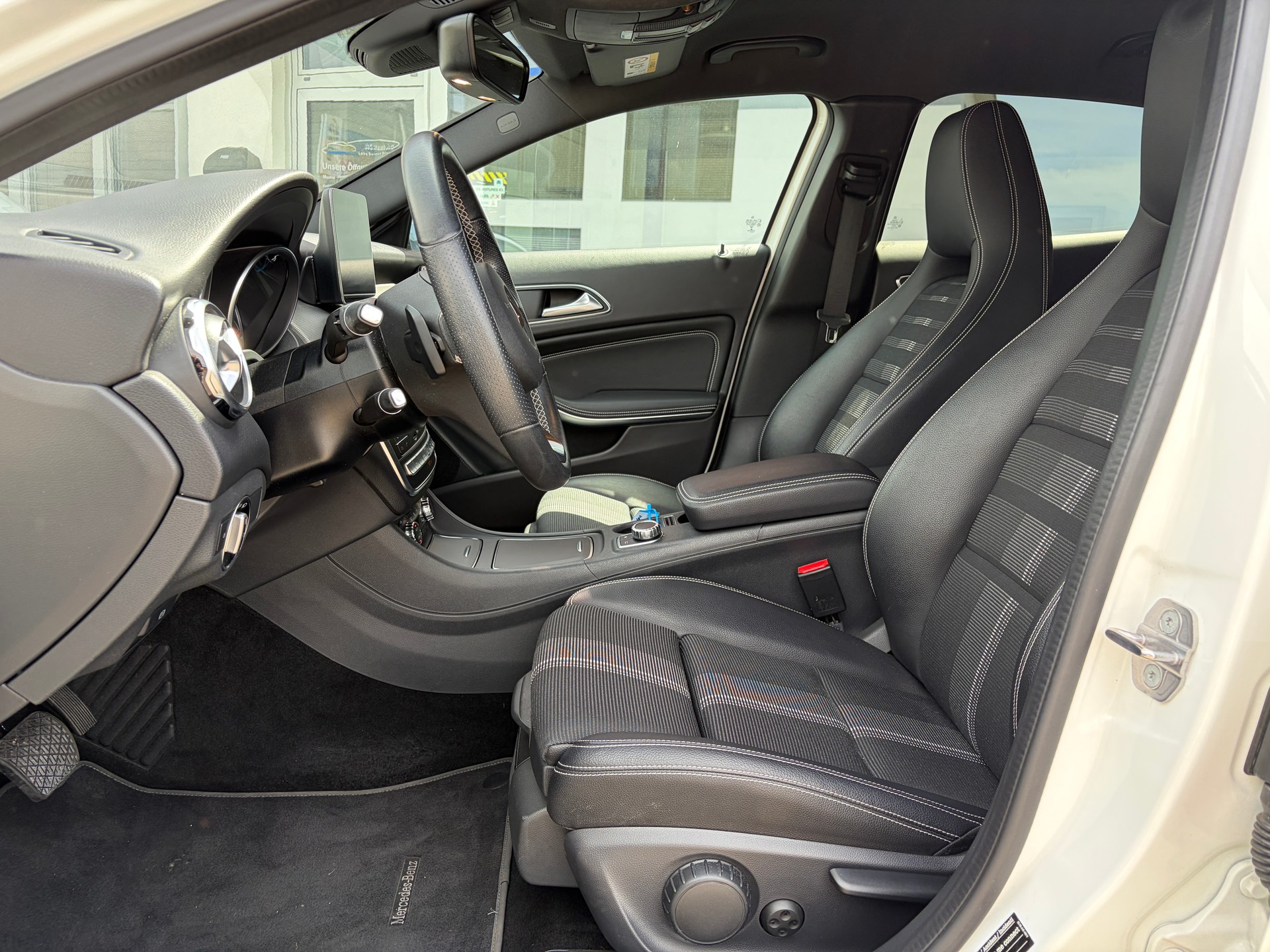 MERCEDES-BENZ GLA 250 Urban Swiss Star 4Matic 7G-DCT-image-13