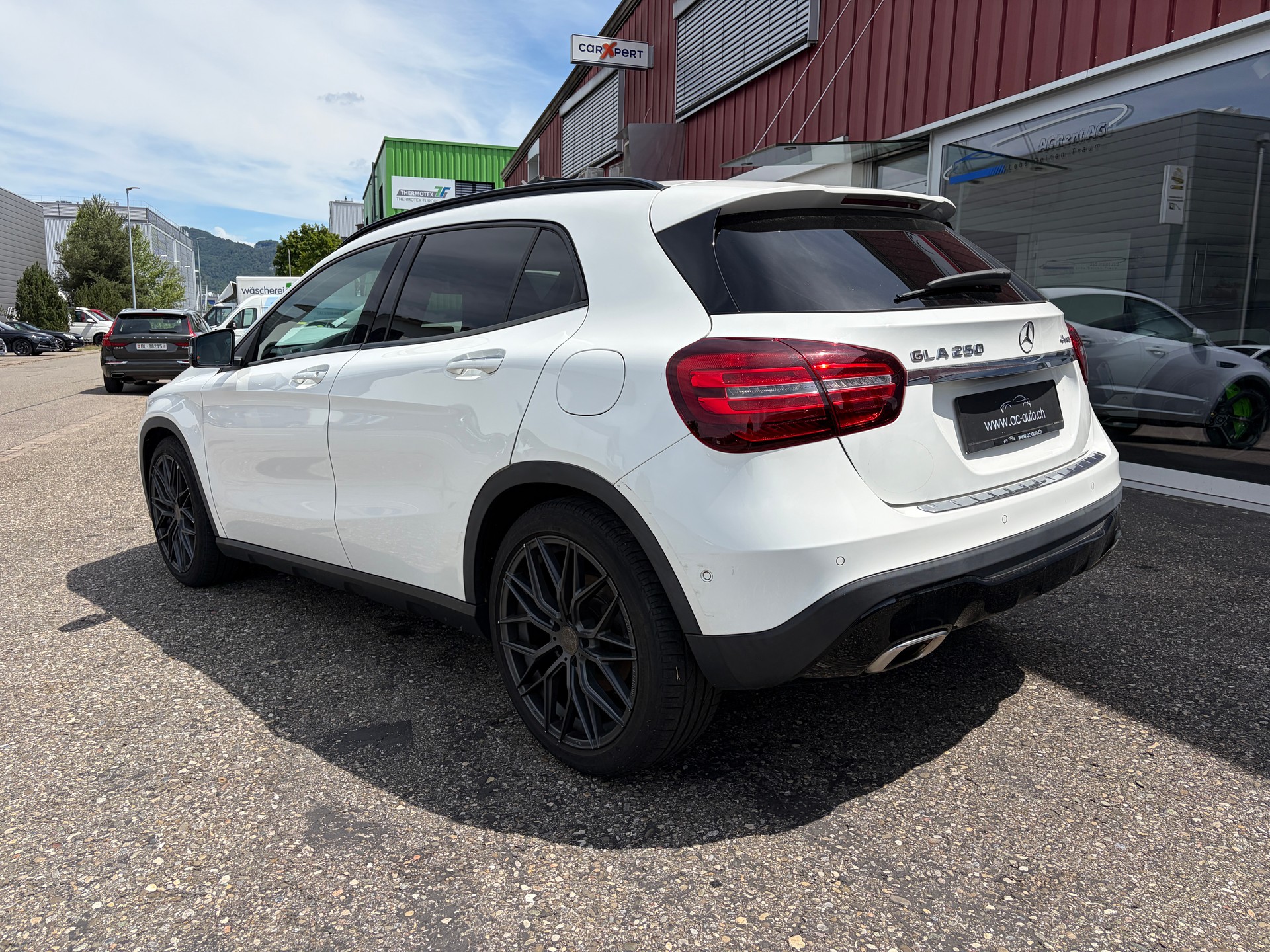MERCEDES-BENZ GLA 250 Urban Swiss Star 4Matic 7G-DCT-image-3
