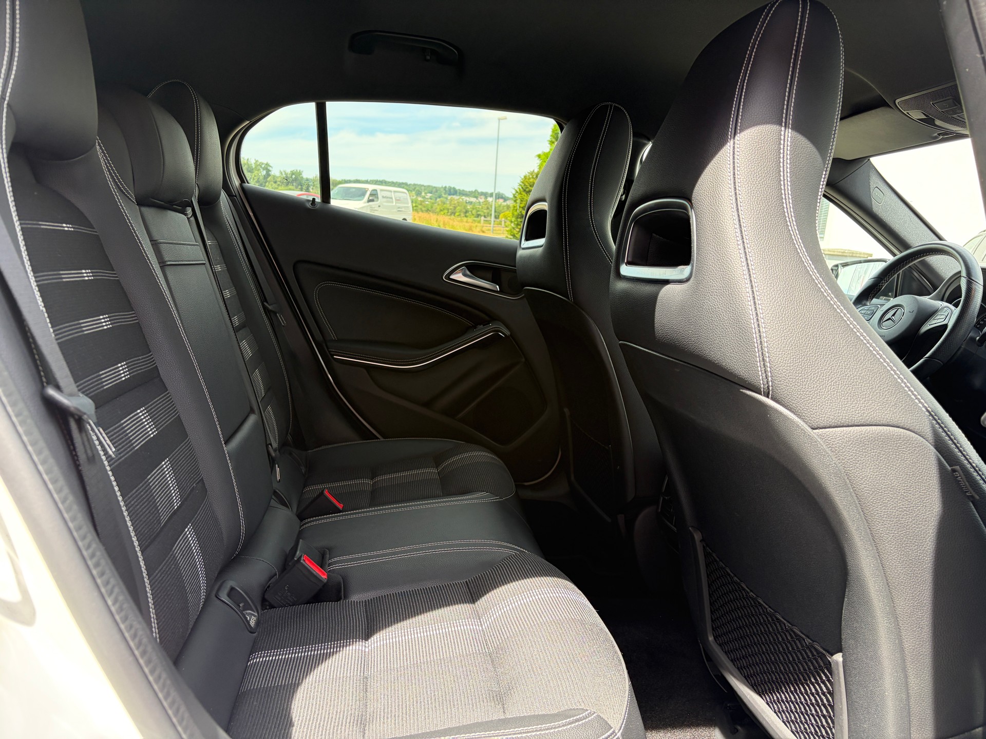 MERCEDES-BENZ GLA 250 Urban Swiss Star 4Matic 7G-DCT-image-16