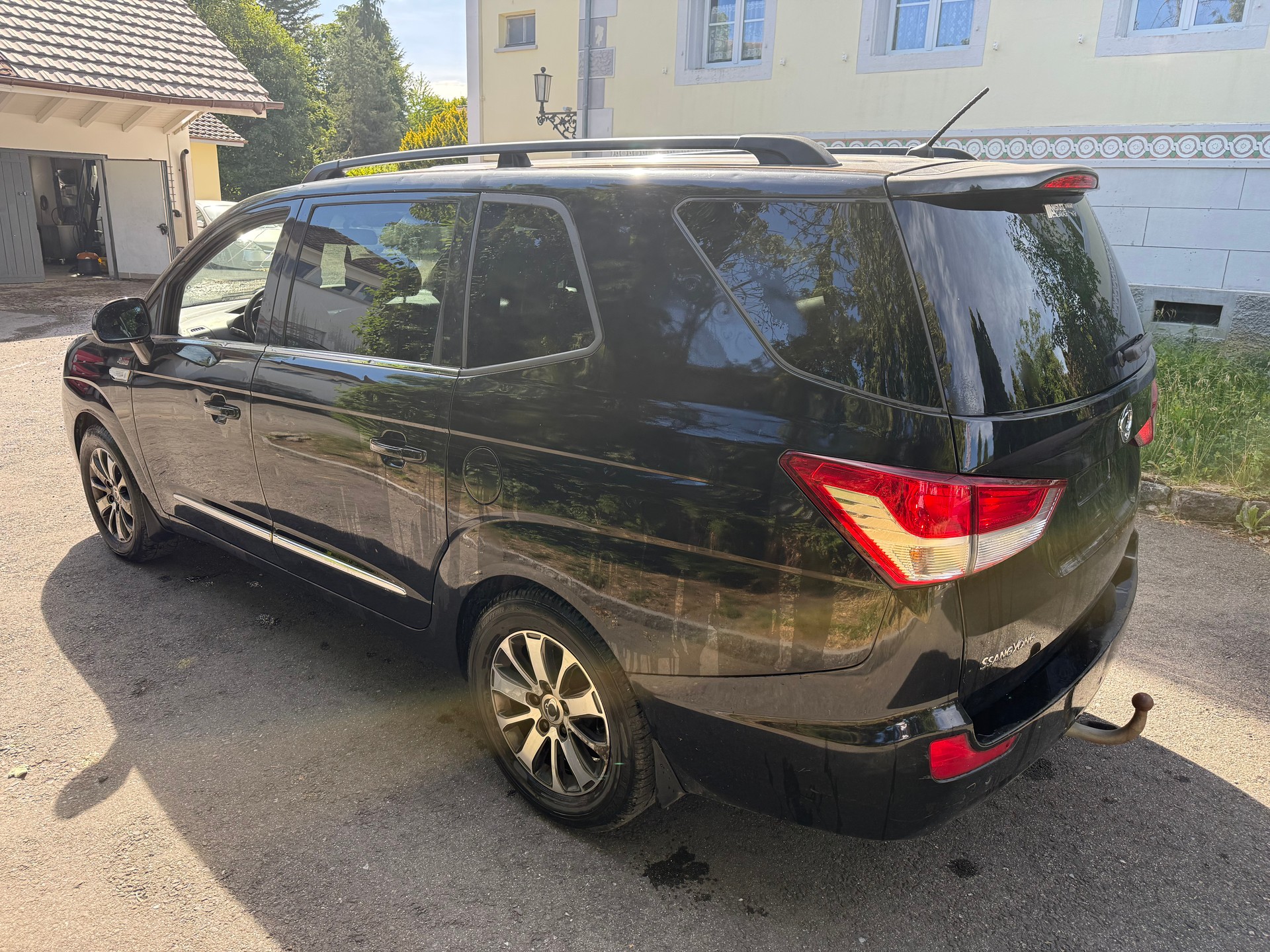KGM-SsangYong Rodius SV220 e-XDi Turismo 4WD Automatic-image-3