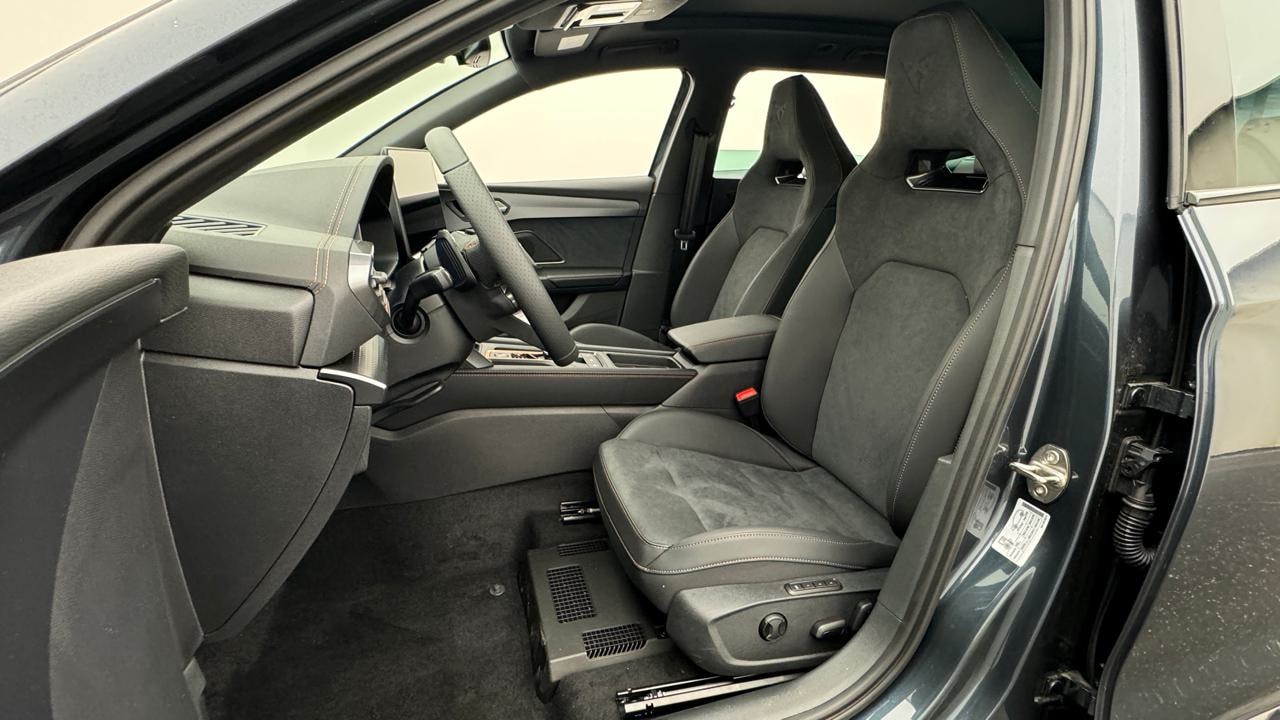 CUPRA LEON ST 1.5 e-HYBRID pHEV VZ Black Edition-image-4