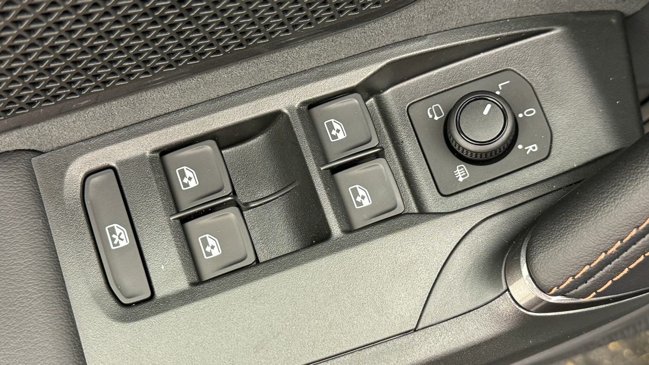 CUPRA LEON ST 1.5 e-HYBRID pHEV VZ Black Edition-image-8