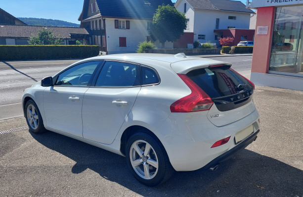 VOLVO V40 D3 Kinetic-image-2